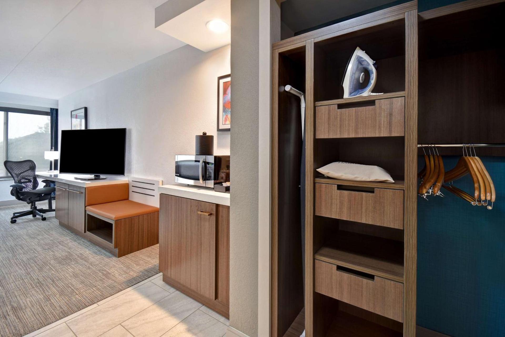 Hilton Garden Inn Detroit Metro Airport photo 39