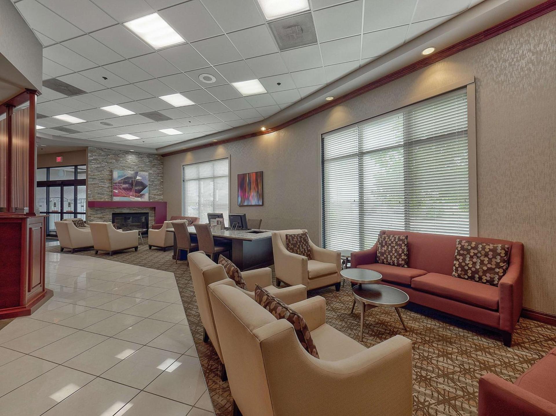 DoubleTree by Hilton Bloomington photo 2