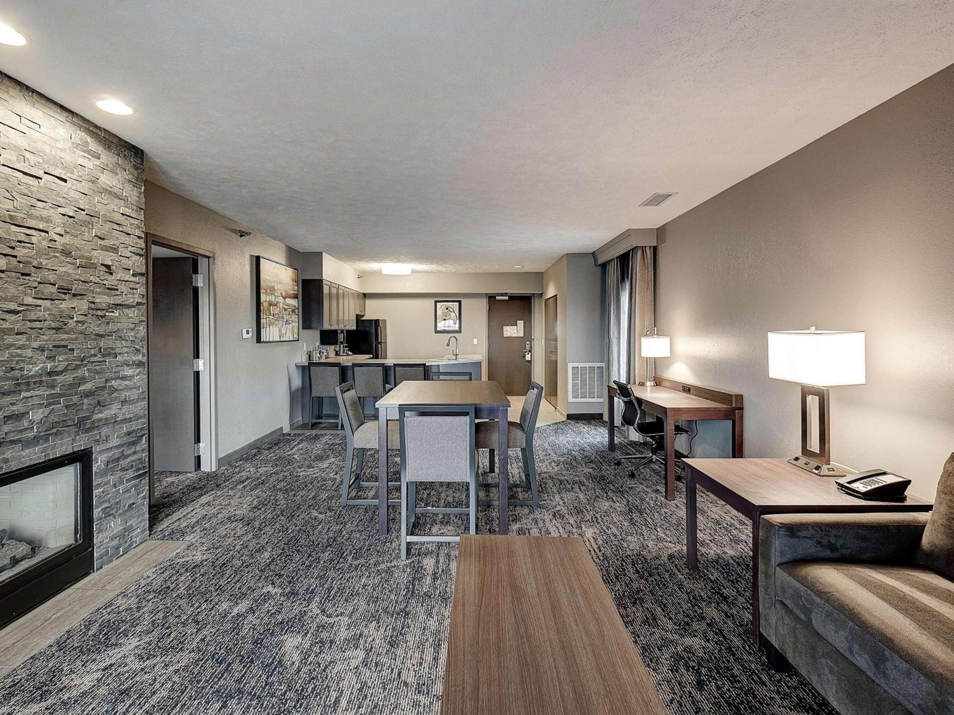 DoubleTree by Hilton Bloomington photo 85