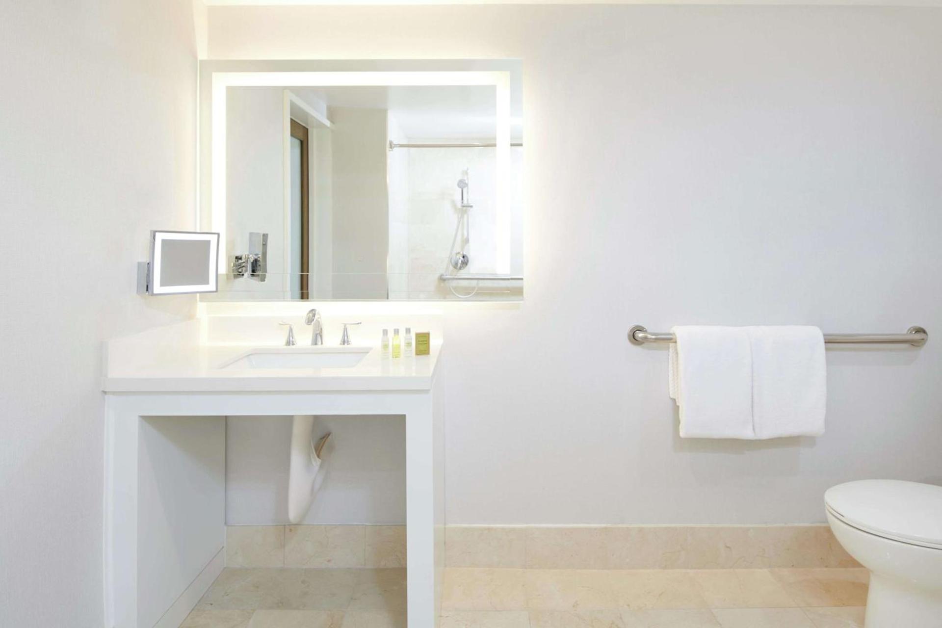 DoubleTree by Hilton Torrance - South Bay photo 10