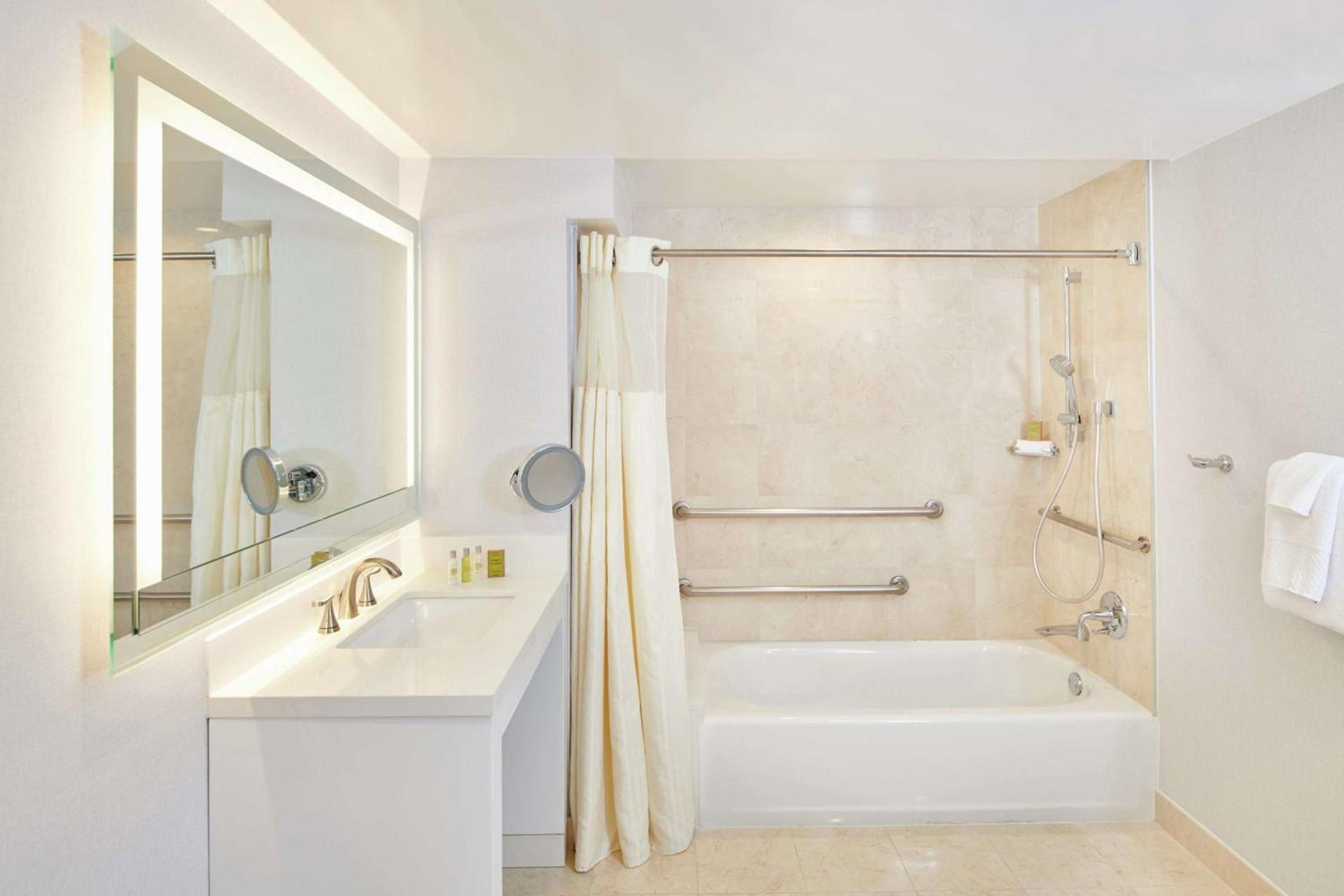 DoubleTree by Hilton Torrance - South Bay photo 16