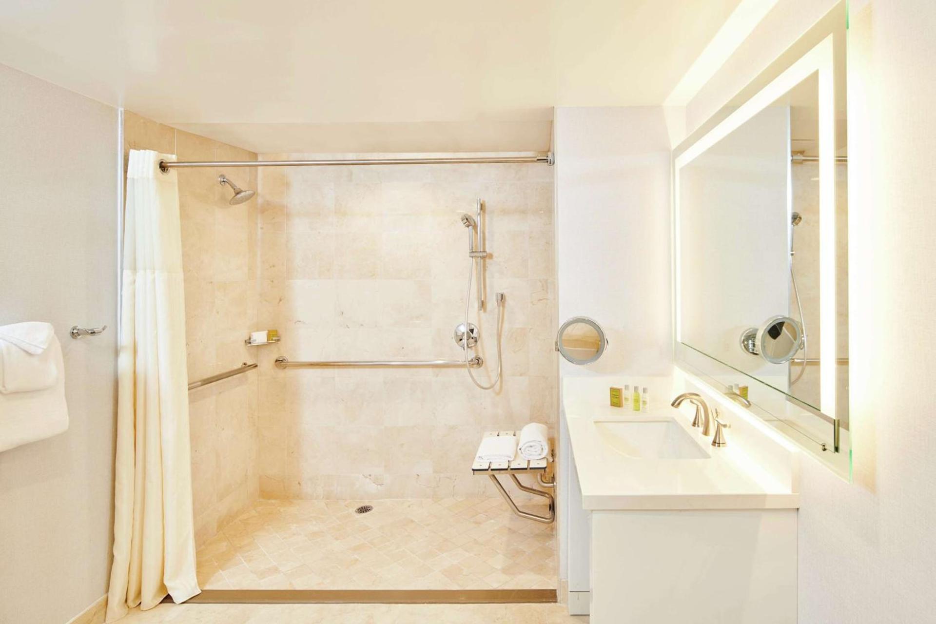 DoubleTree by Hilton Torrance - South Bay photo 19