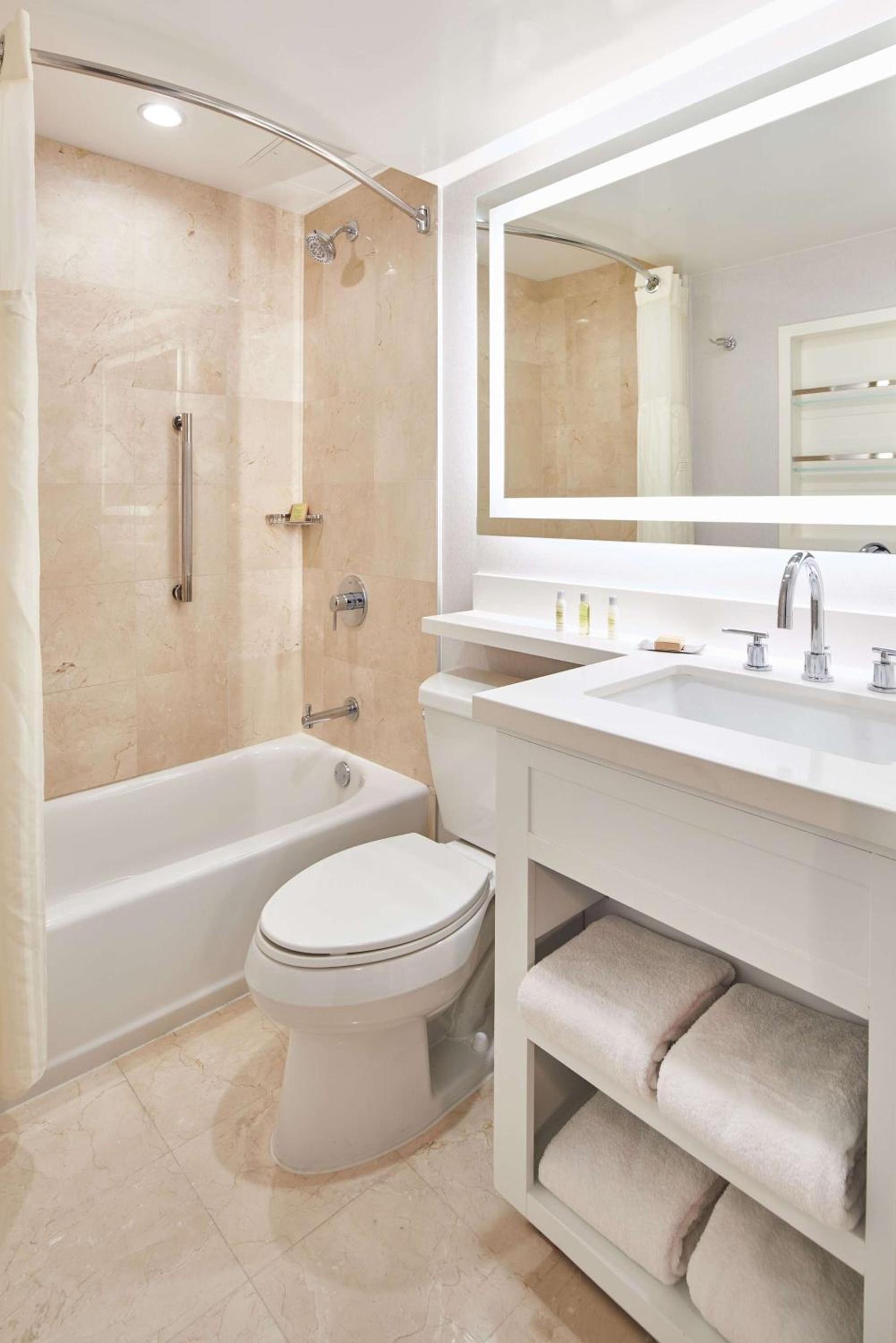 DoubleTree by Hilton Torrance - South Bay photo 30