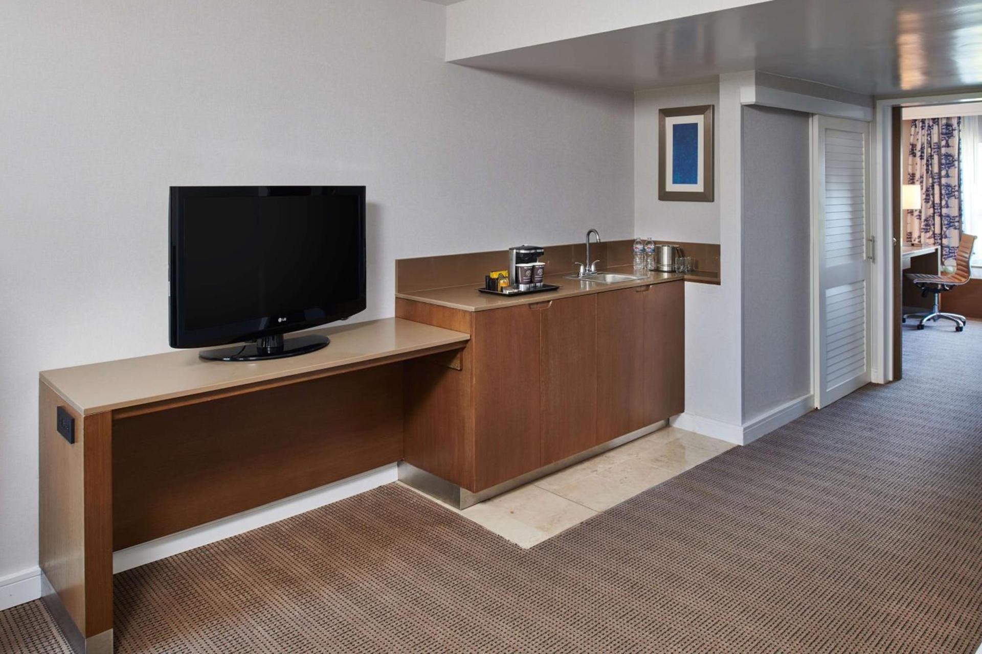 DoubleTree by Hilton Torrance - South Bay photo 53