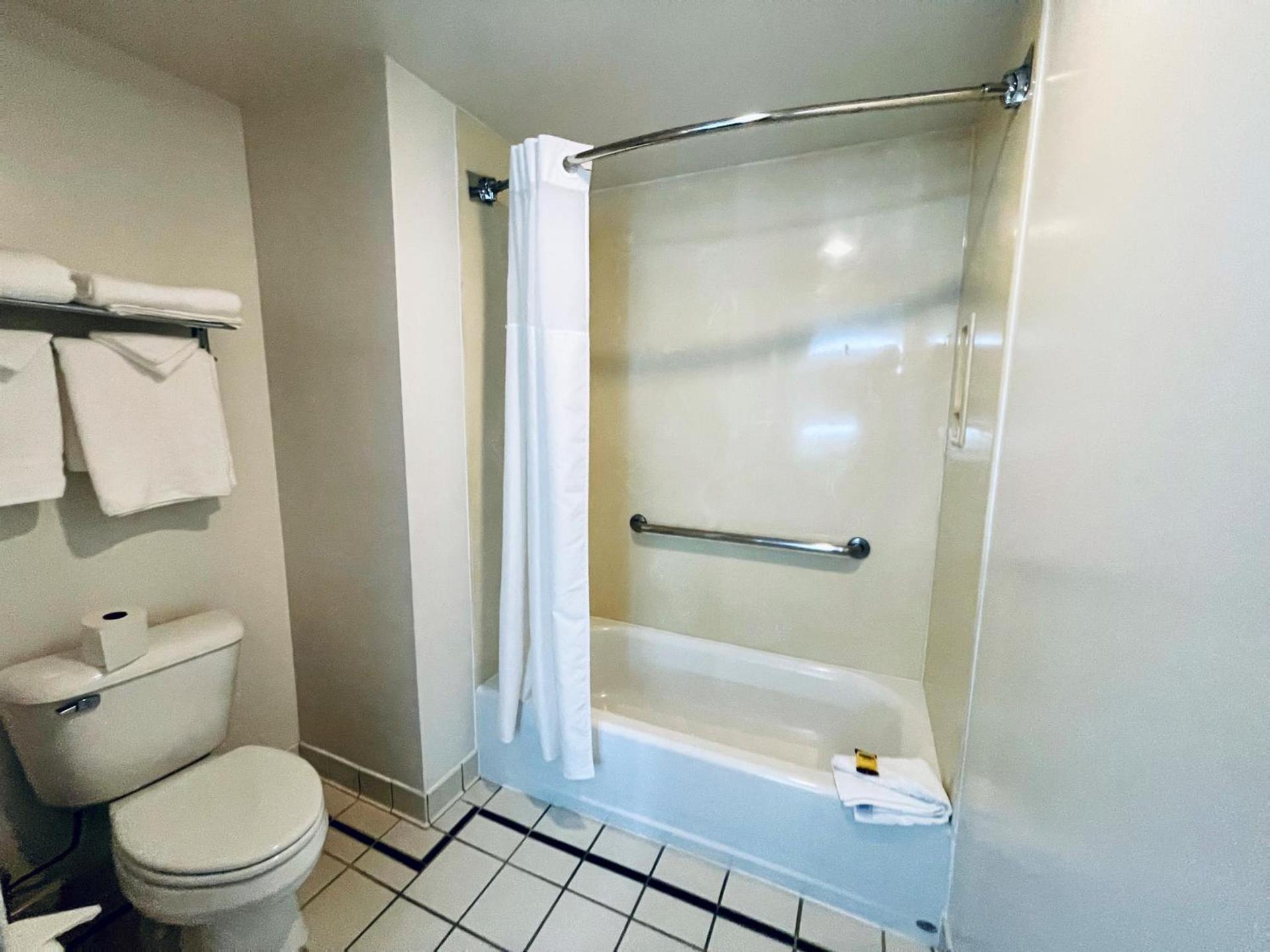 University Park Inn & Suites, an Ascend Collection Hotel photo 12