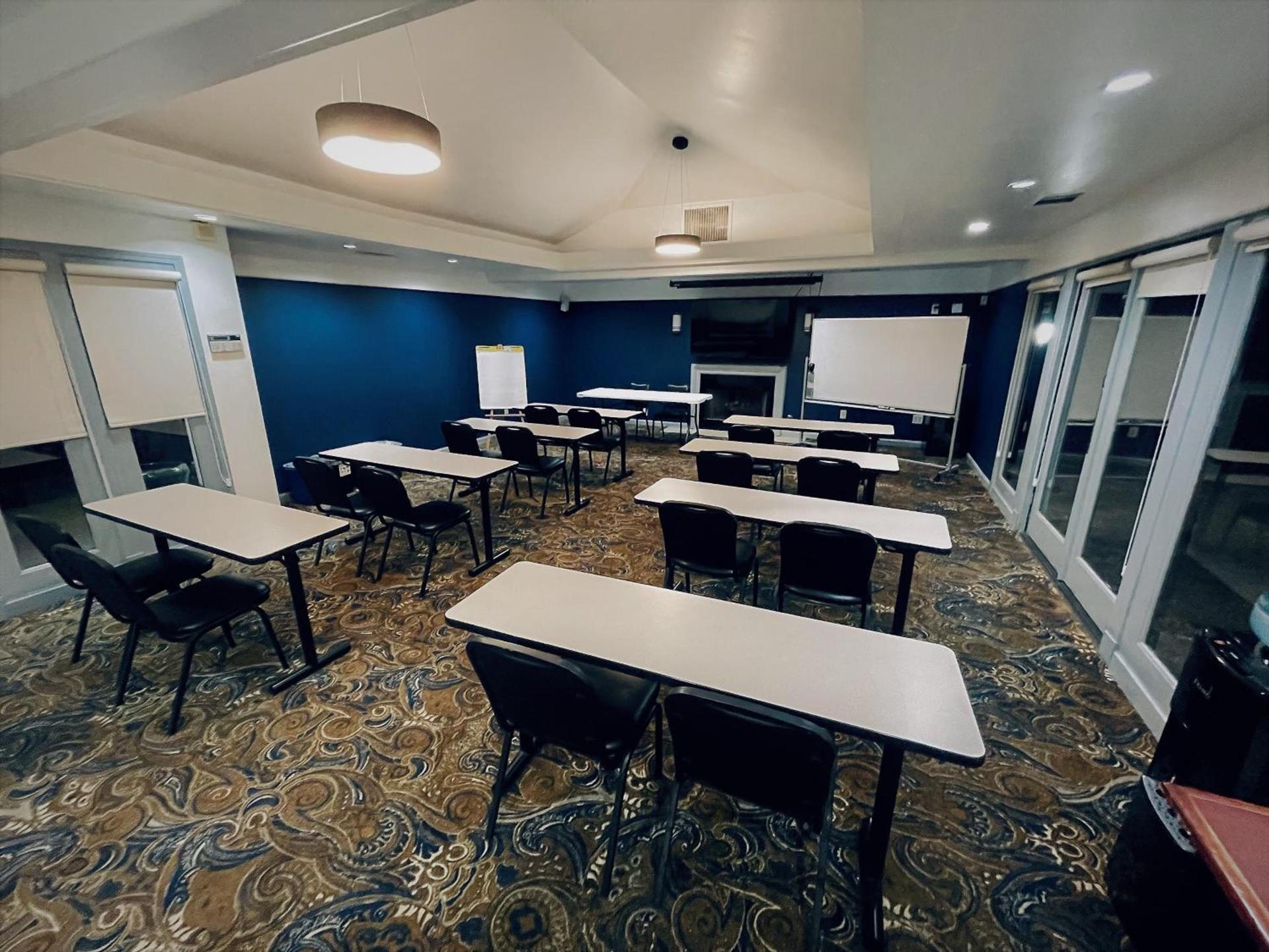 University Park Inn & Suites, an Ascend Collection Hotel photo 13