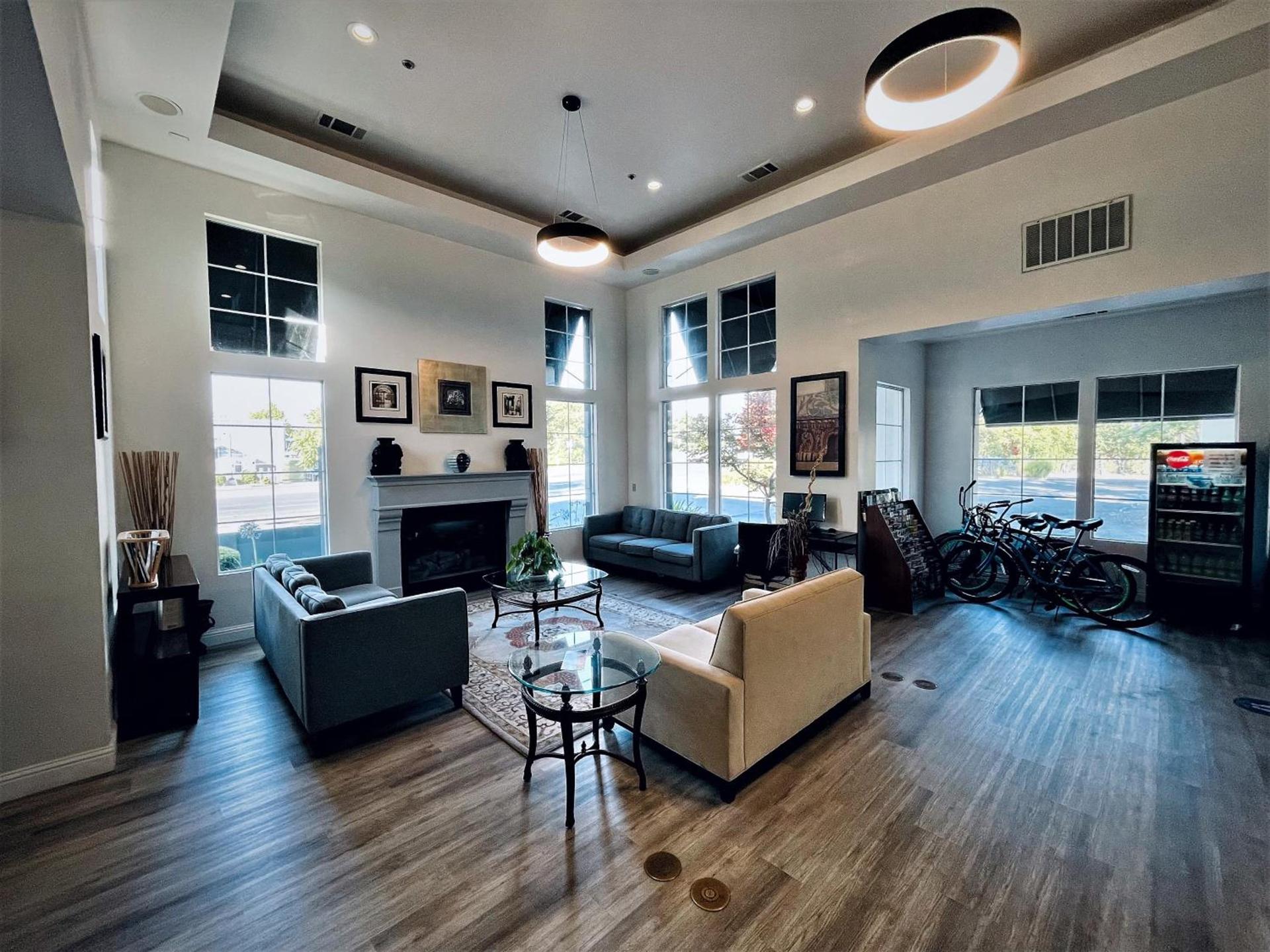 University Park Inn & Suites, an Ascend Collection Hotel photo 2