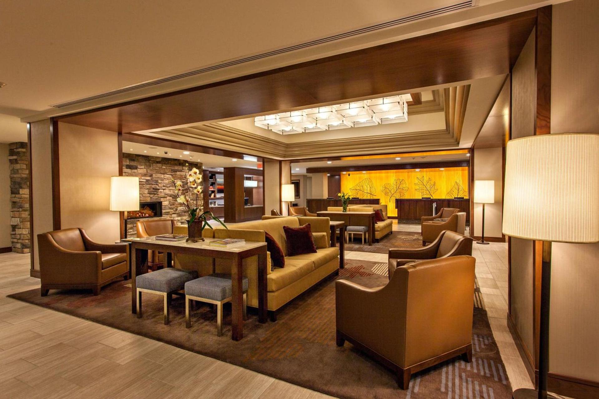 DoubleTree by Hilton Pittsburgh-Green Tree photo 4