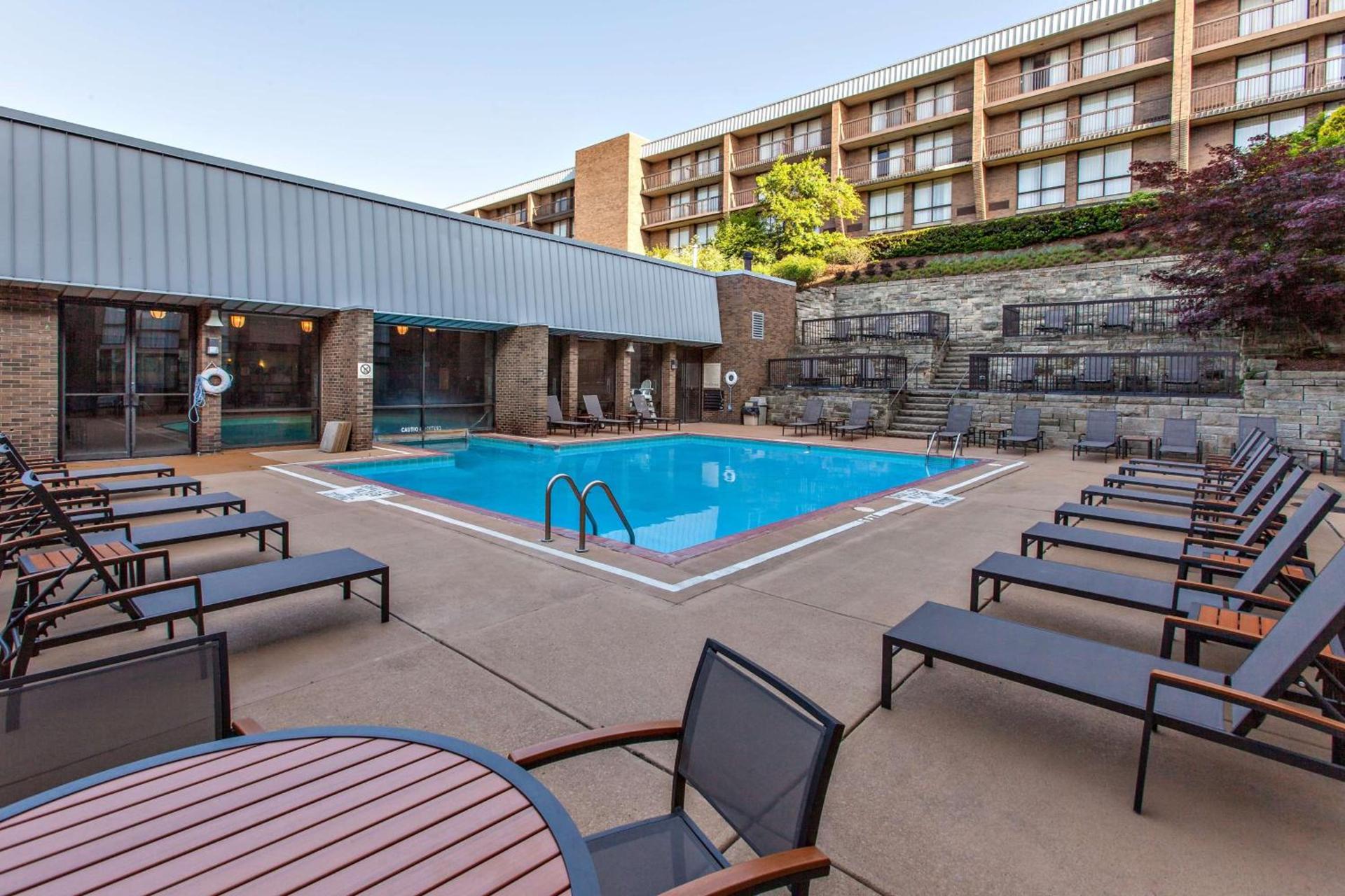 DoubleTree by Hilton Pittsburgh-Green Tree photo 5