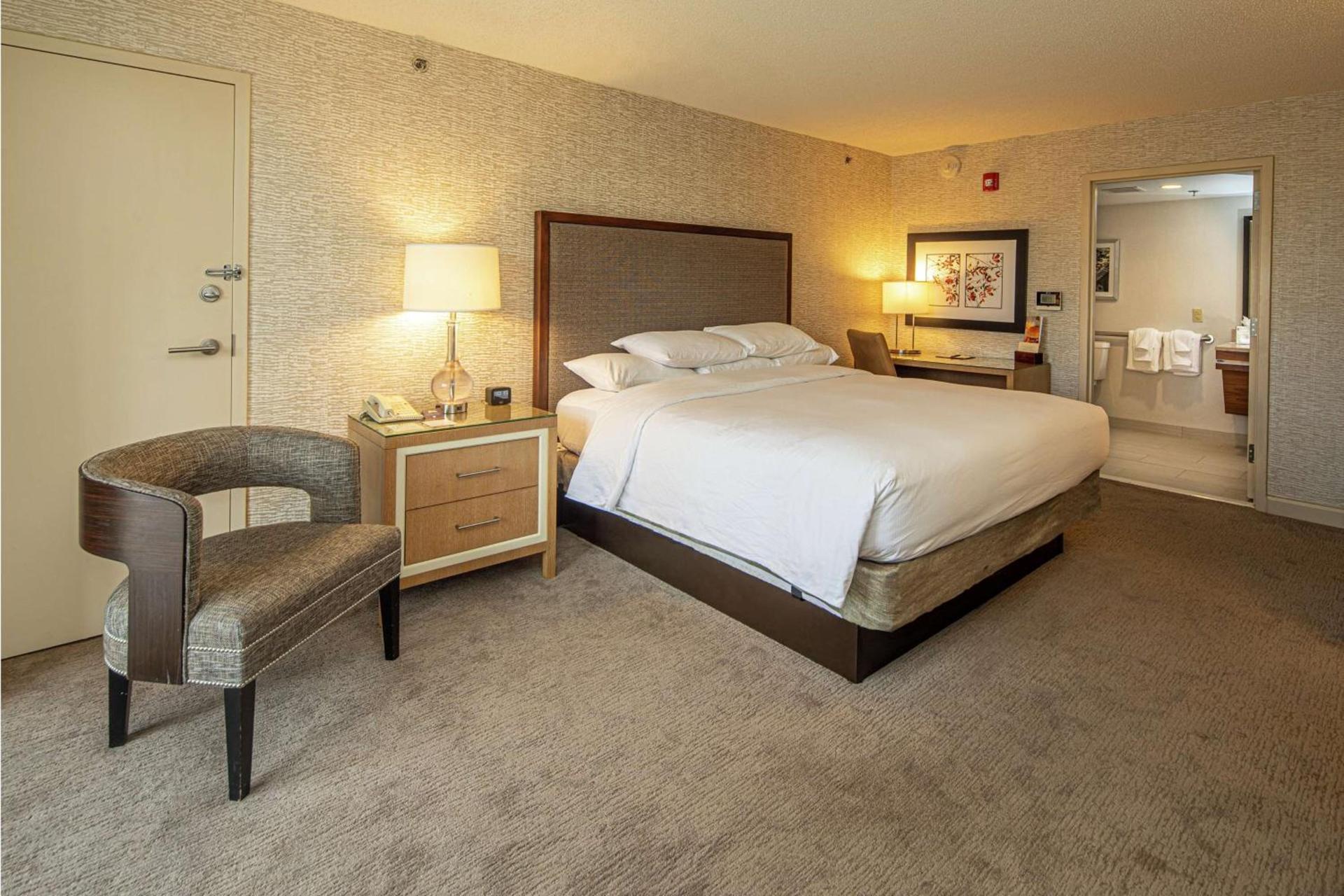 DoubleTree by Hilton Pittsburgh-Green Tree photo 12