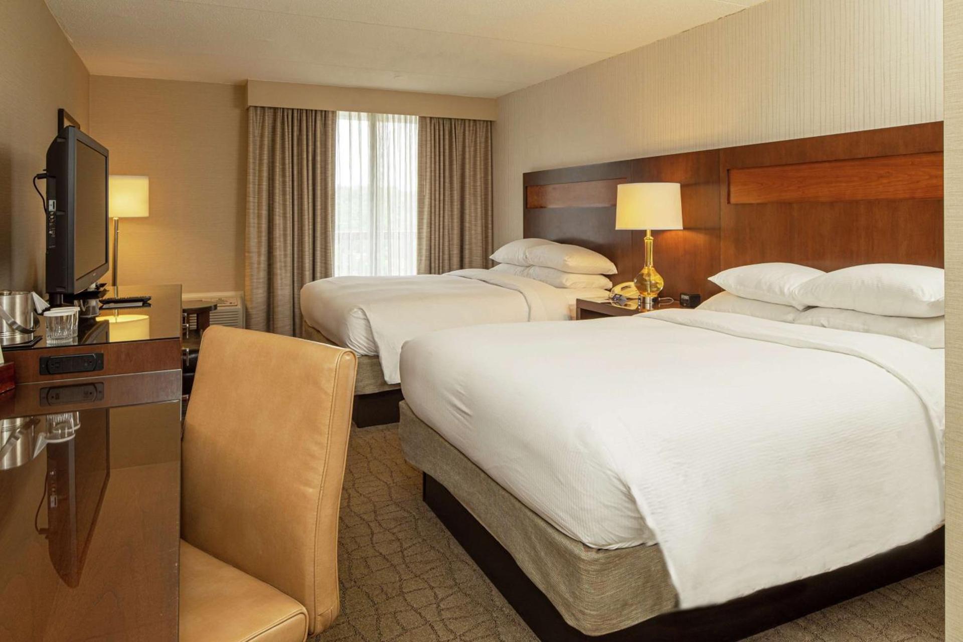 DoubleTree by Hilton Pittsburgh-Green Tree photo 3