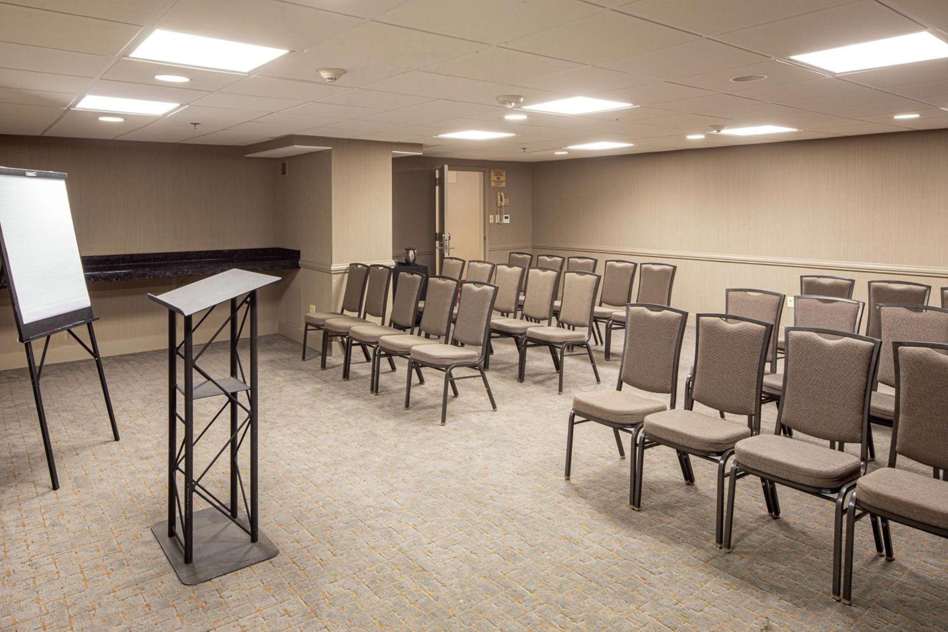DoubleTree by Hilton Pittsburgh-Green Tree photo 21