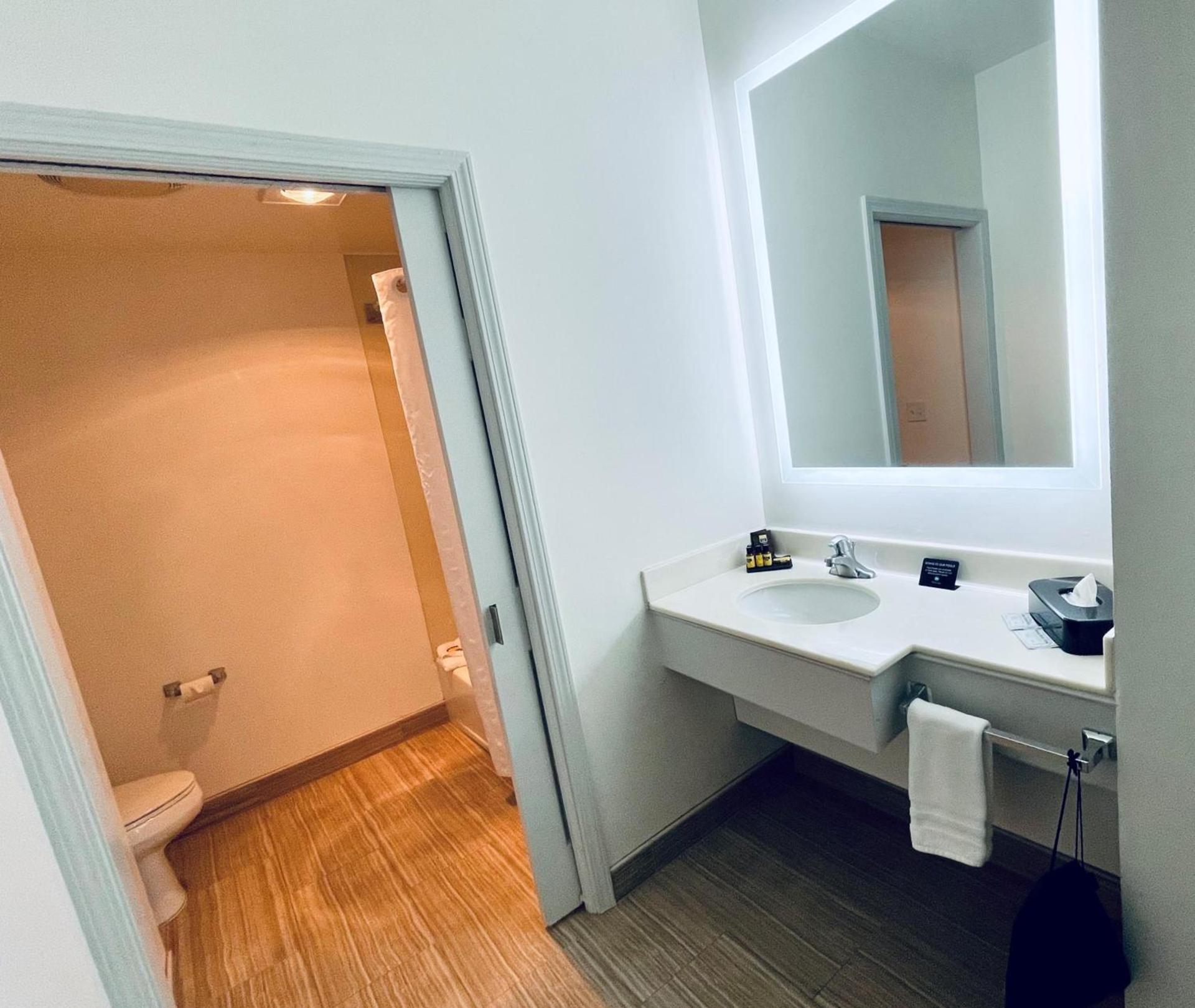 University Park Inn & Suites, an Ascend Collection Hotel photo 20