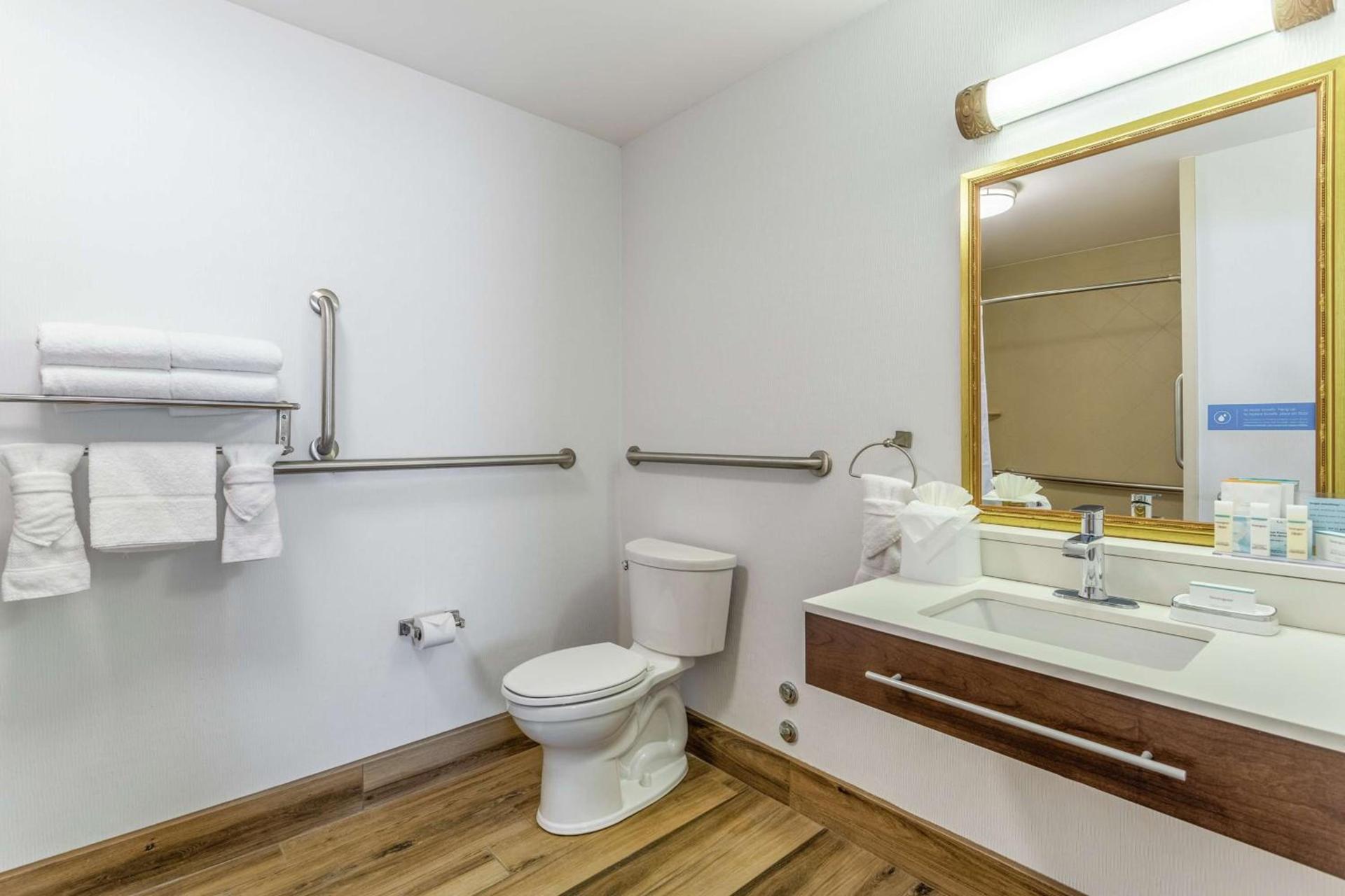 Hampton Inn & Suites Chicago - Libertyville photo 13