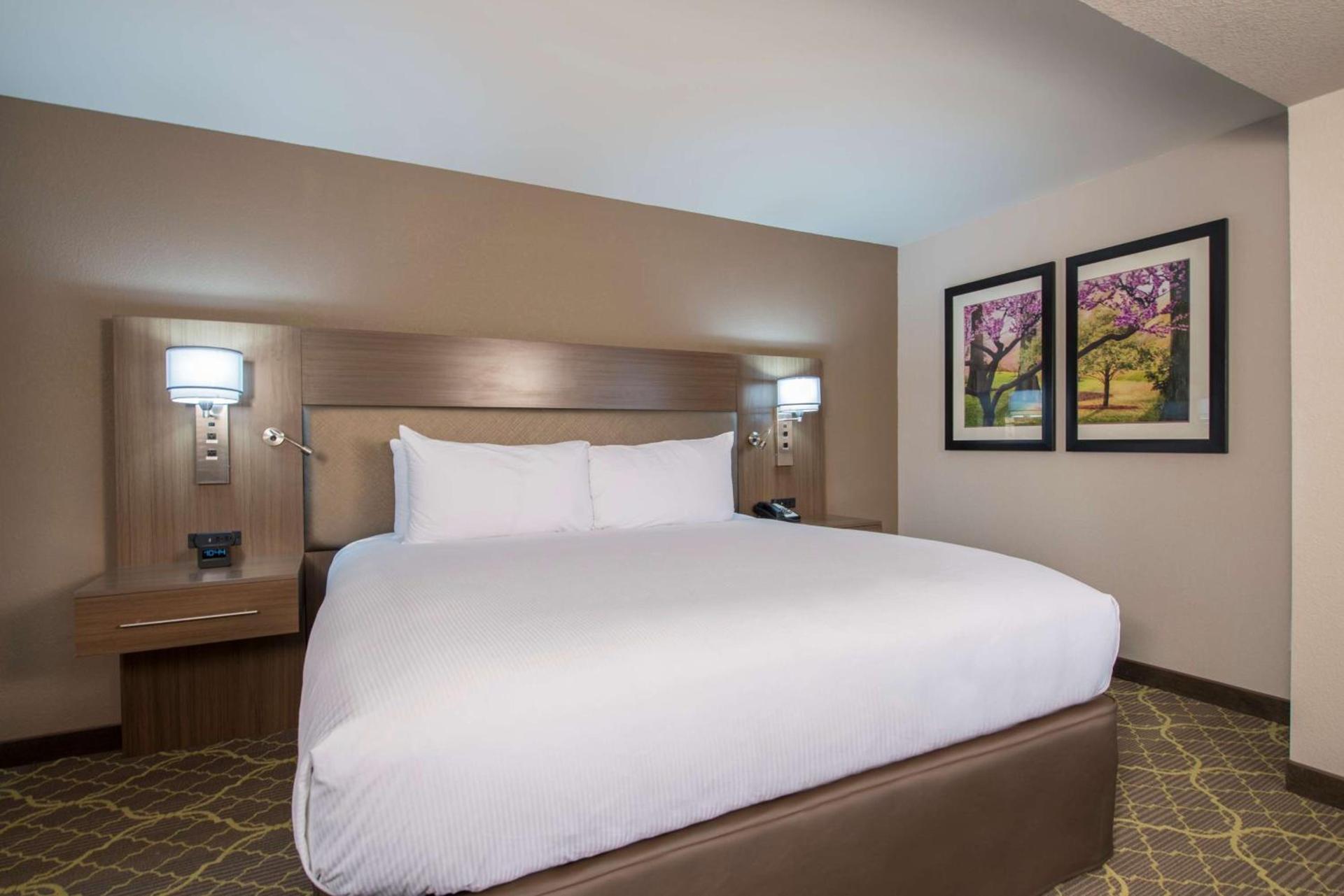DoubleTree by Hilton Winston Salem - University, NC photo 37