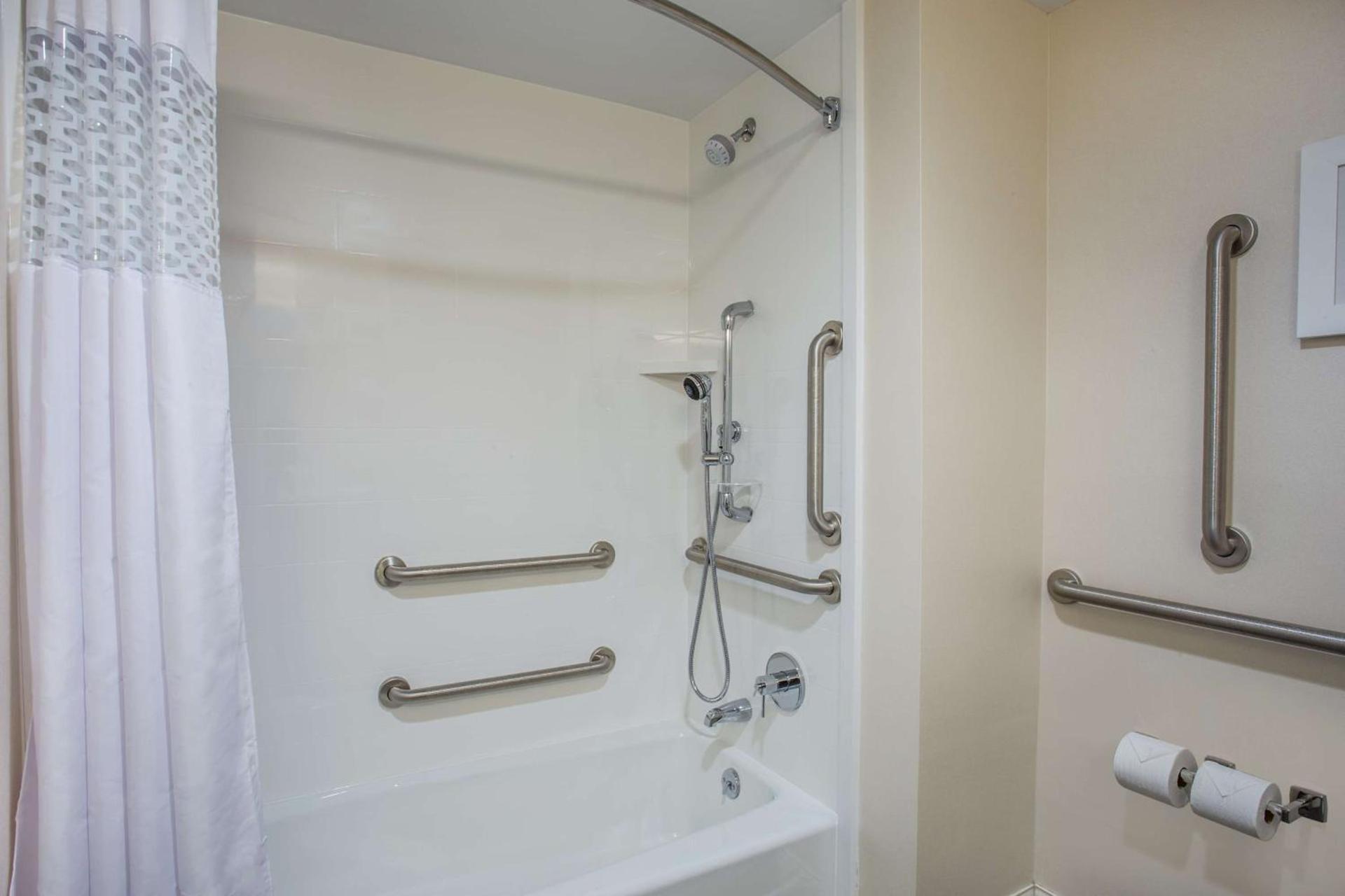 Hampton Inn & Suites Yonkers - Westchester photo 16