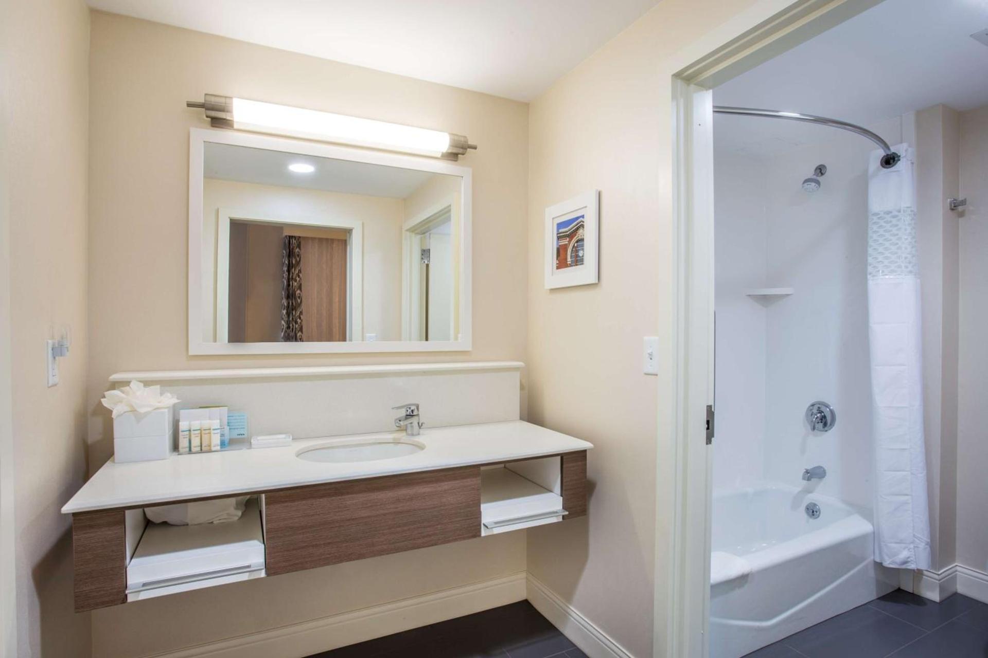 Hampton Inn & Suites Yonkers - Westchester photo 23
