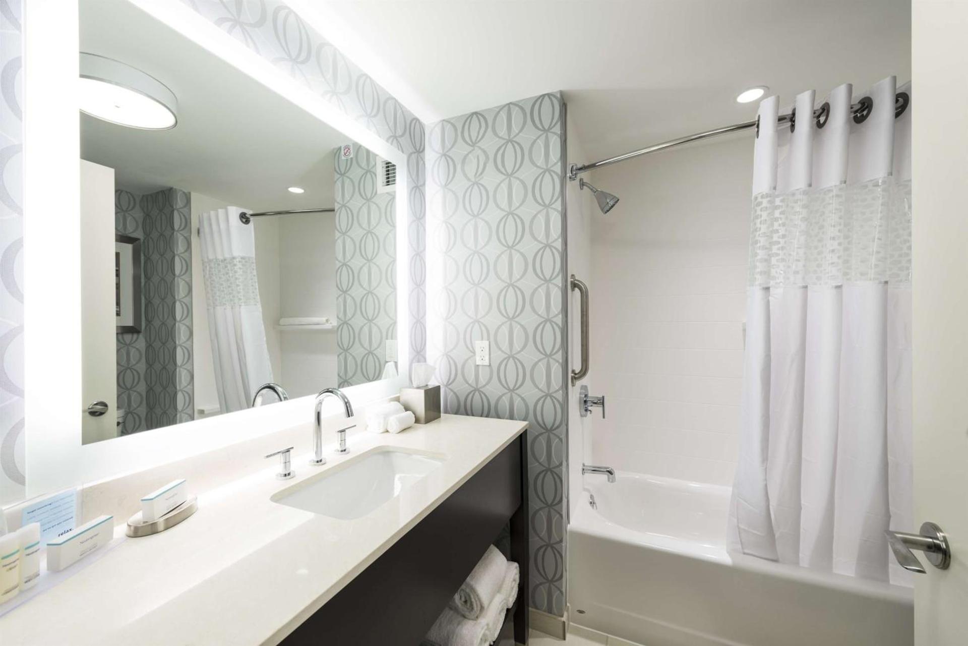 Hampton Inn & Suites Portsmouth Downtown photo 37