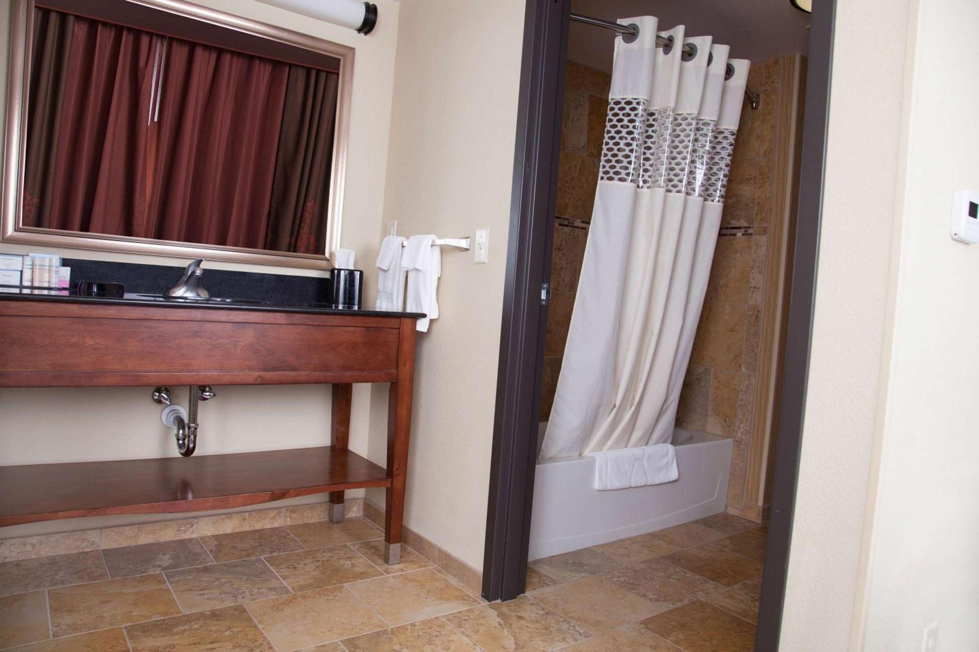 Hampton Inn & Suites Dickinson ND photo 40
