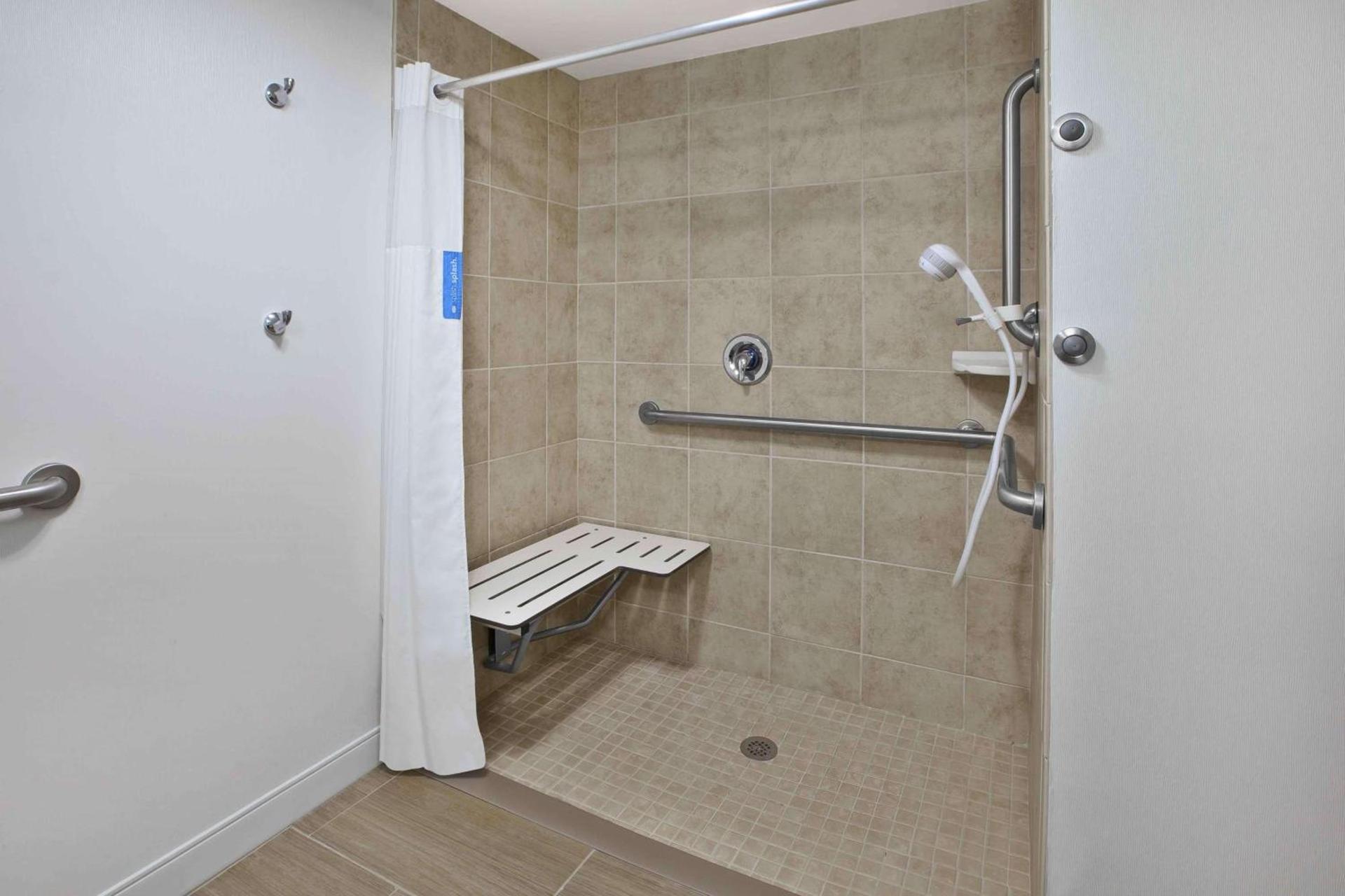 Hampton Inn Toledo-South/Maumee photo 16