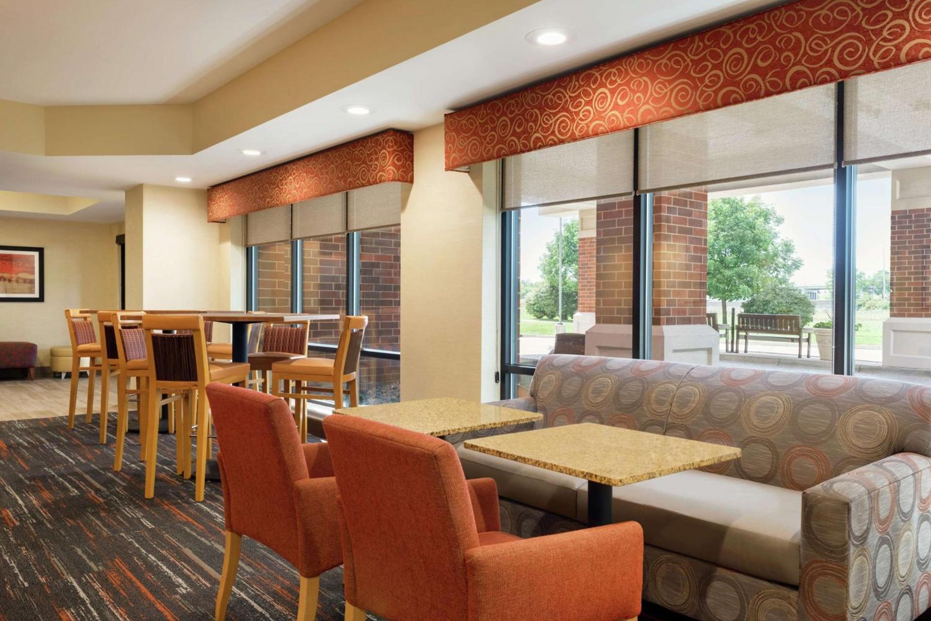 Hampton Inn West Des Moines Lake Drive photo 4