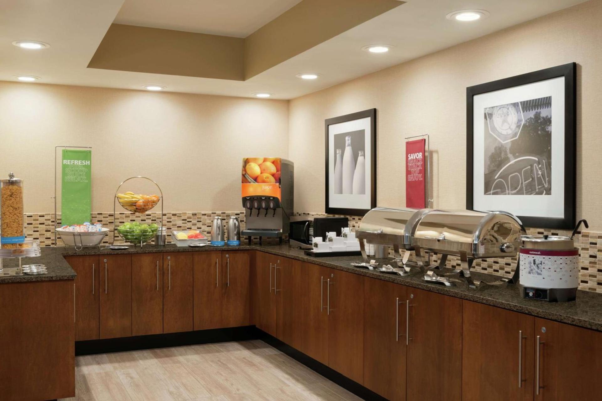 Hampton Inn West Des Moines Lake Drive photo 13