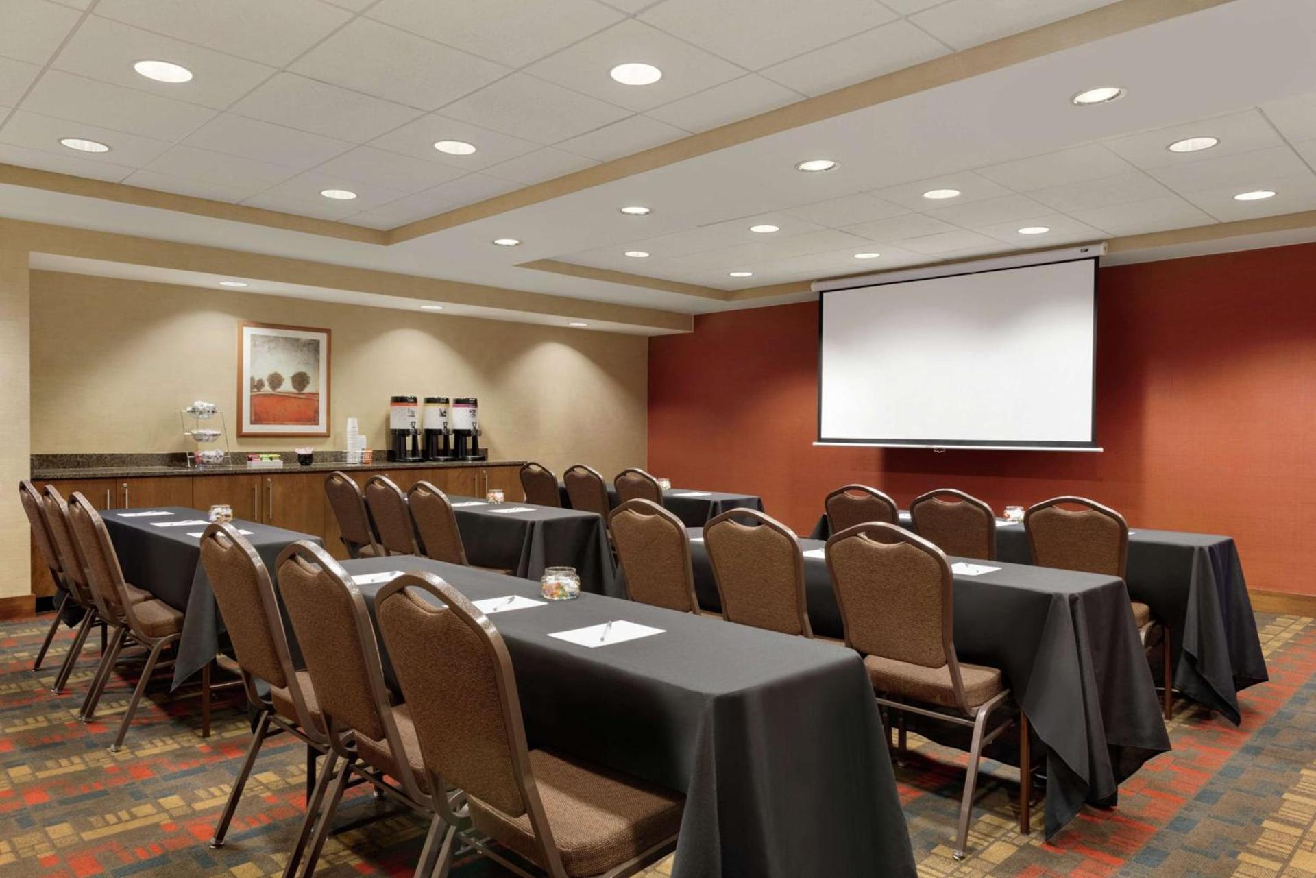 Hampton Inn West Des Moines Lake Drive photo 27