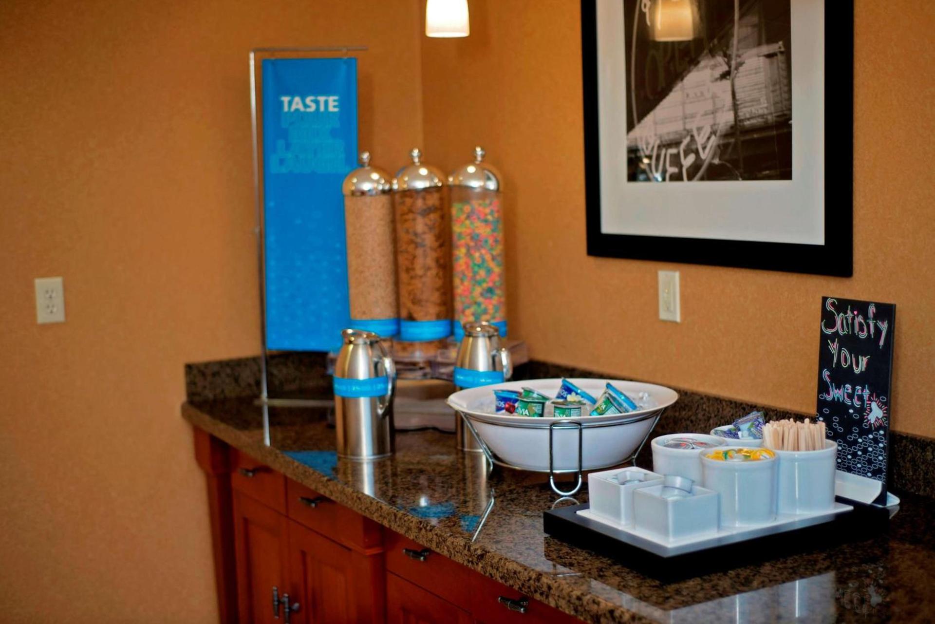 Hampton Inn Evanston photo 9