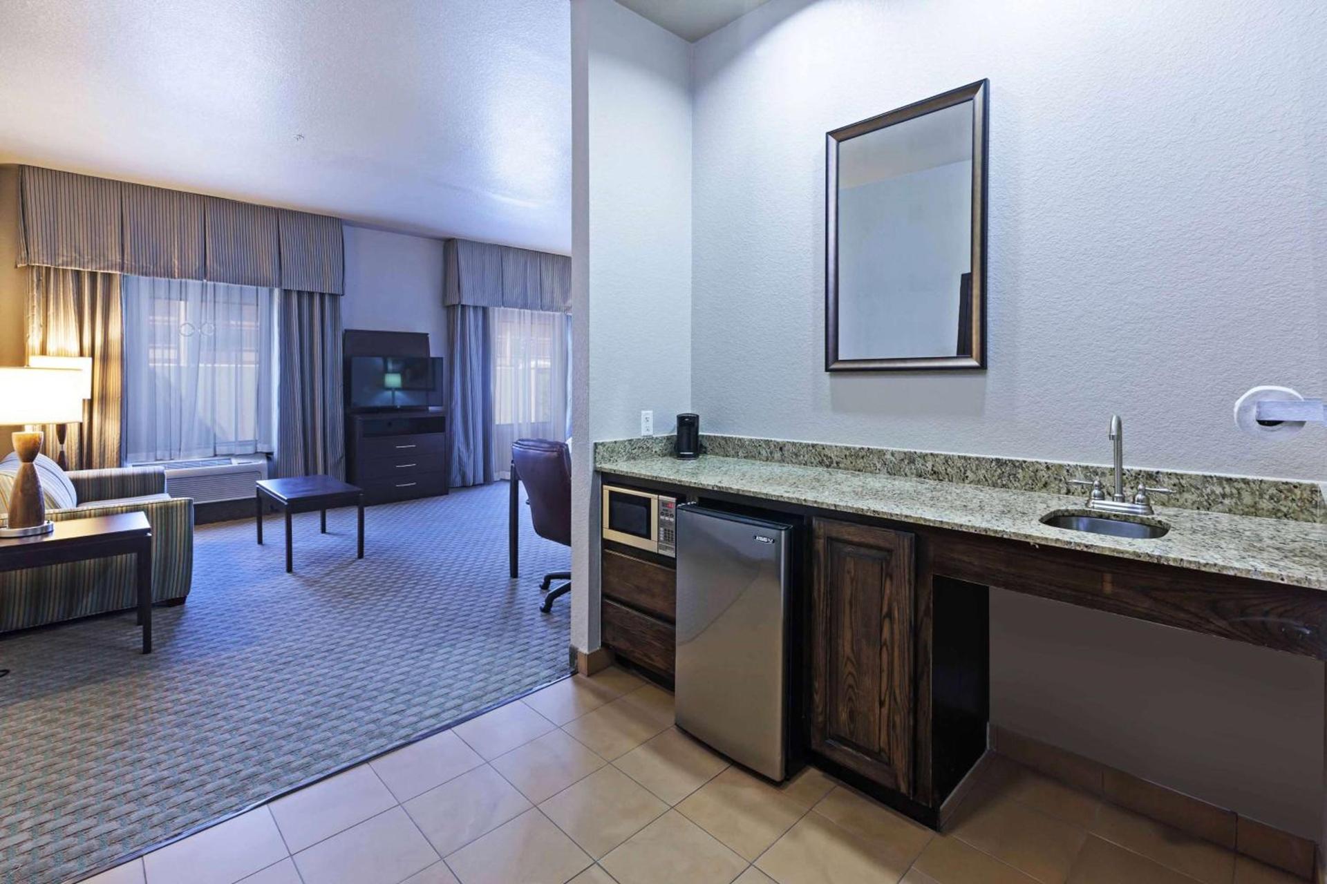 Hampton Inn and Suites Lake Jackson-Clute photo 19