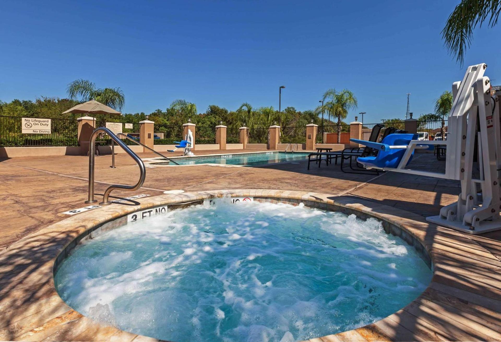 Hampton Inn and Suites Lake Jackson-Clute photo 33