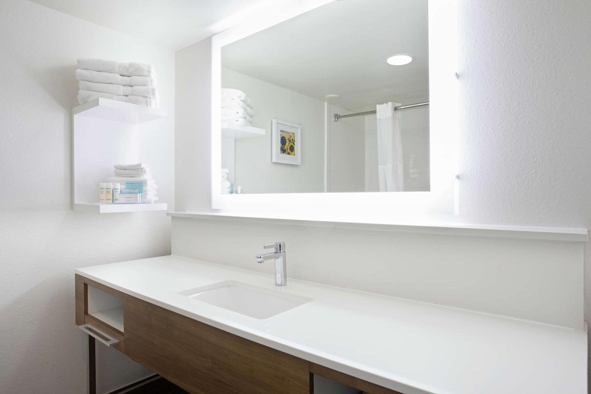 Hampton Inn & Suites Kansas City-Merriam photo 11