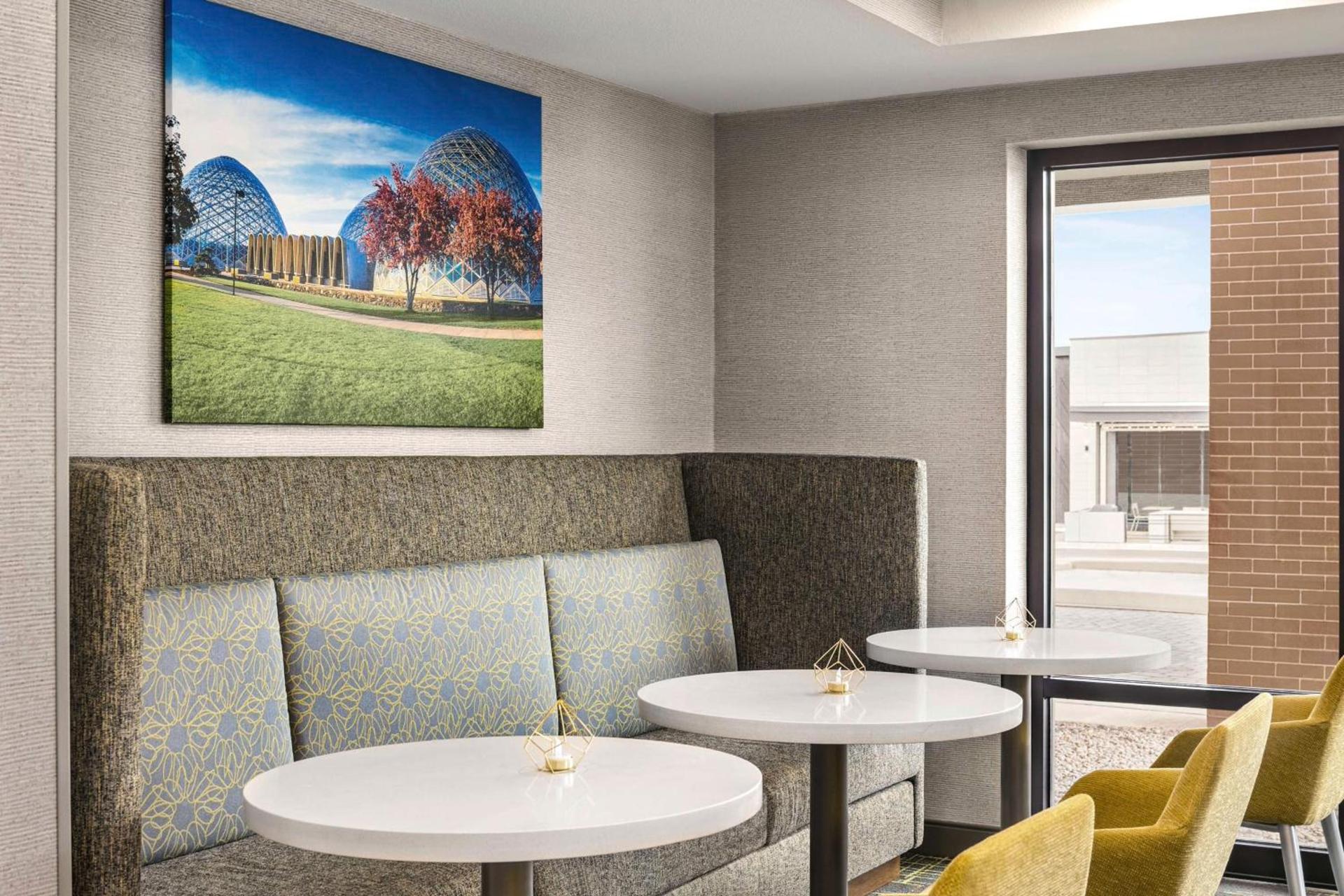 Hampton Inn Milwaukee Brookfield photo 13