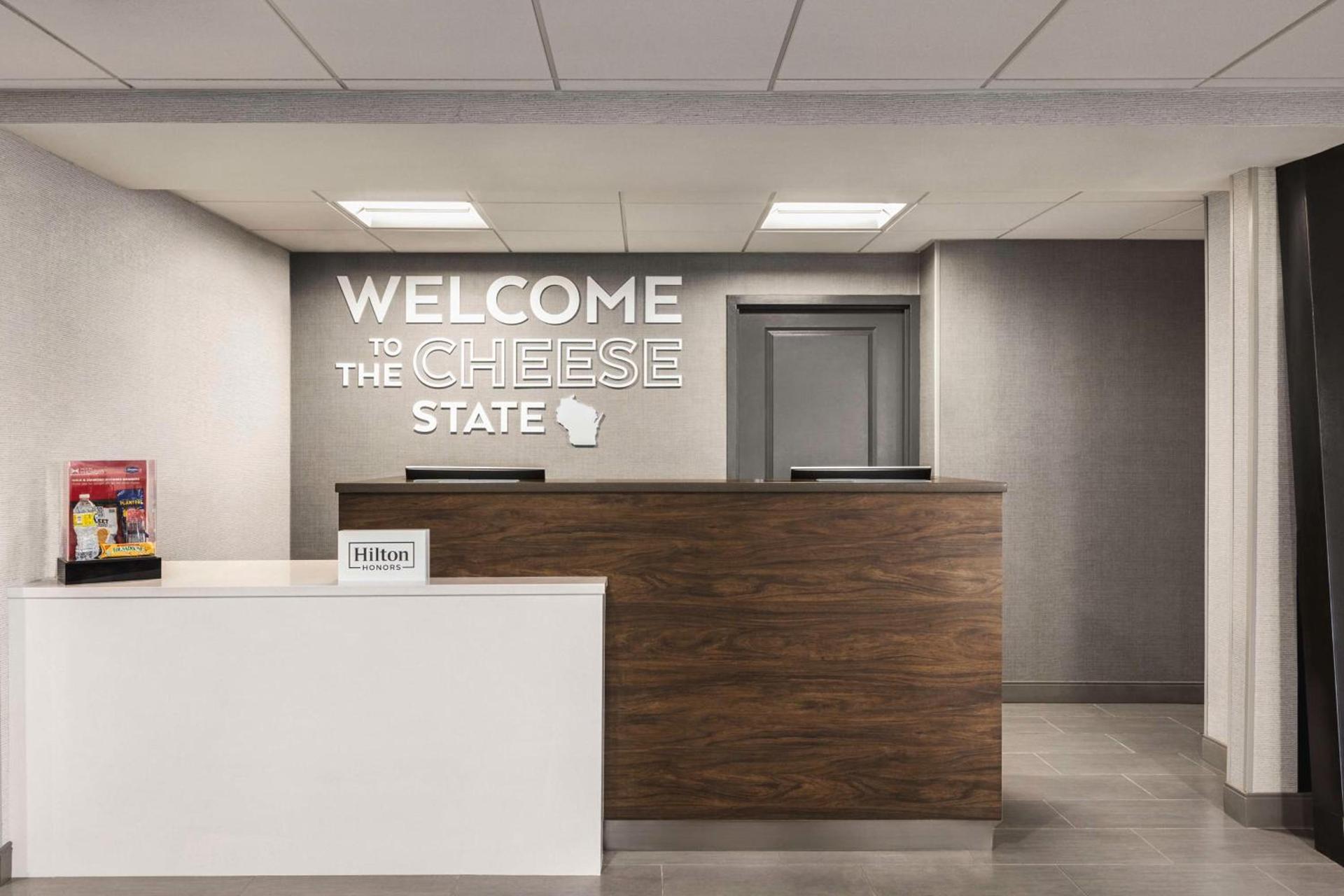 Hampton Inn Milwaukee Brookfield photo 14
