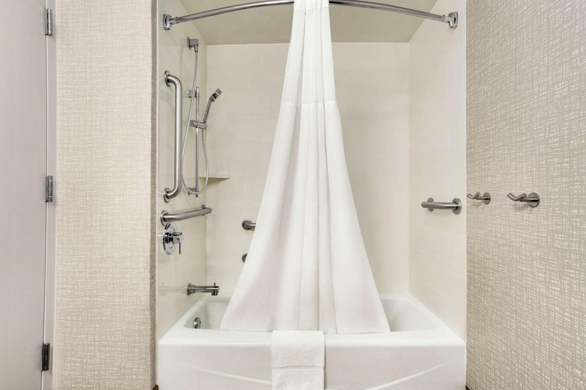 Hampton Inn Milwaukee Brookfield photo 26