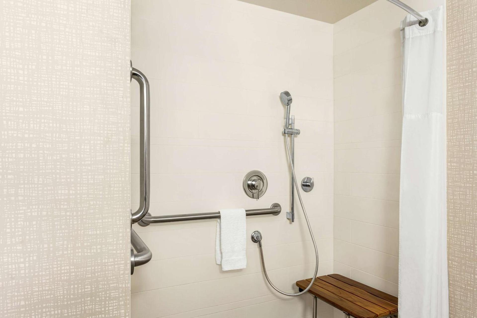Hampton Inn Milwaukee Brookfield photo 27