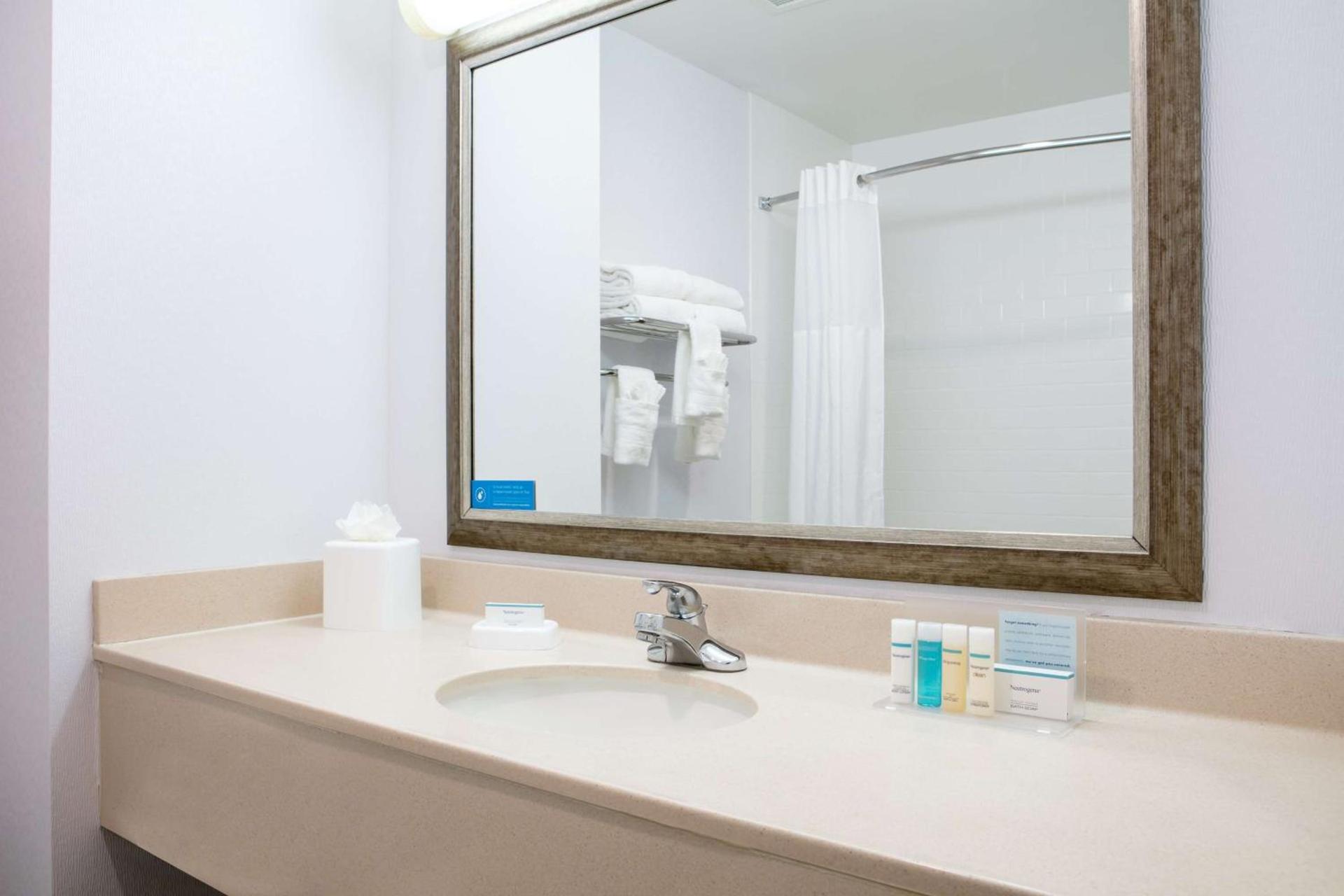 Hampton Inn Council Bluffs photo 11