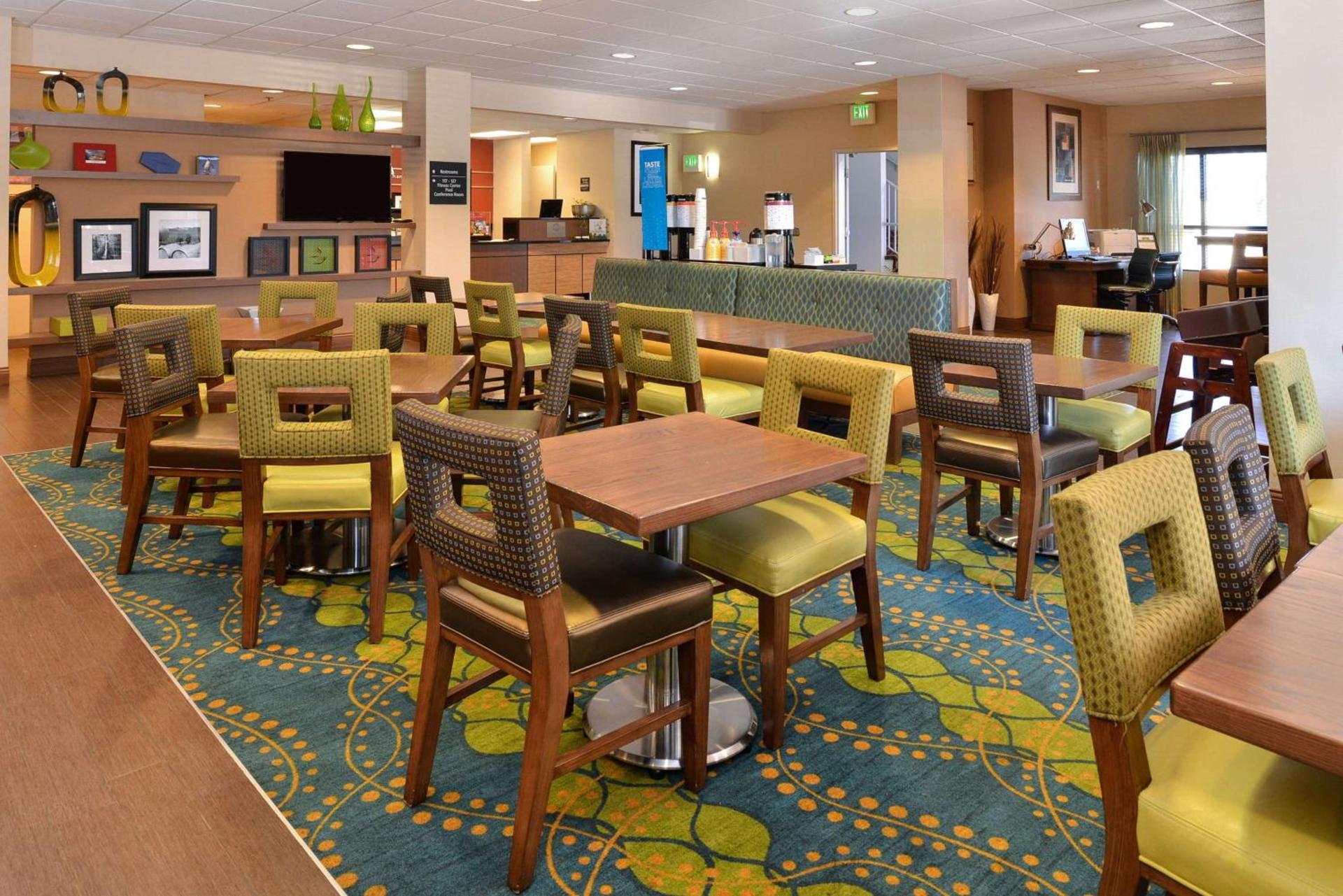 Hampton Inn Portland East photo 13