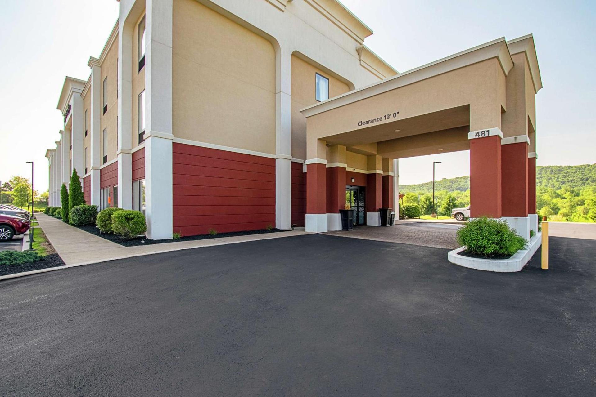 Hampton Inn Pine Grove photo 2