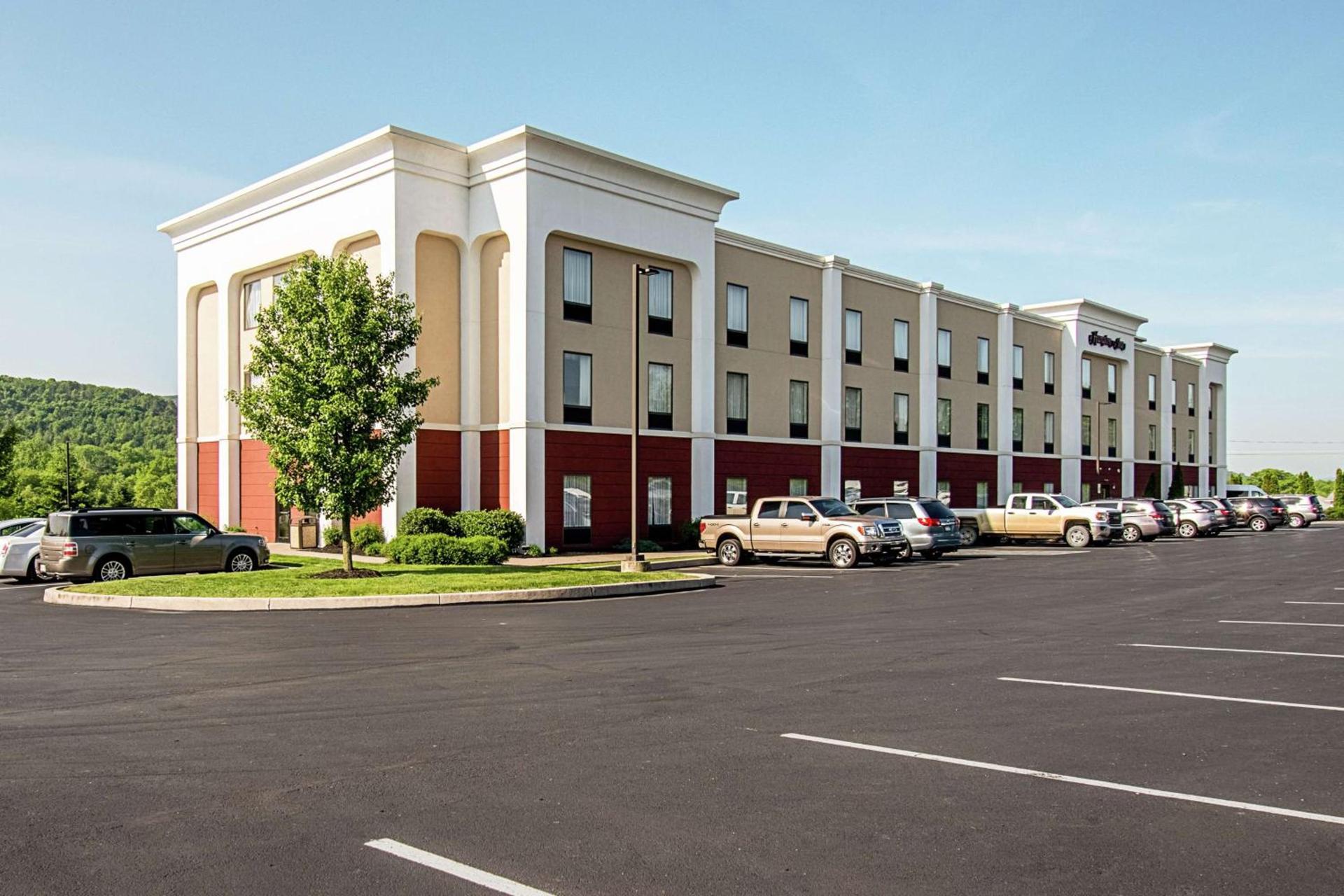 Hampton Inn Pine Grove photo 3