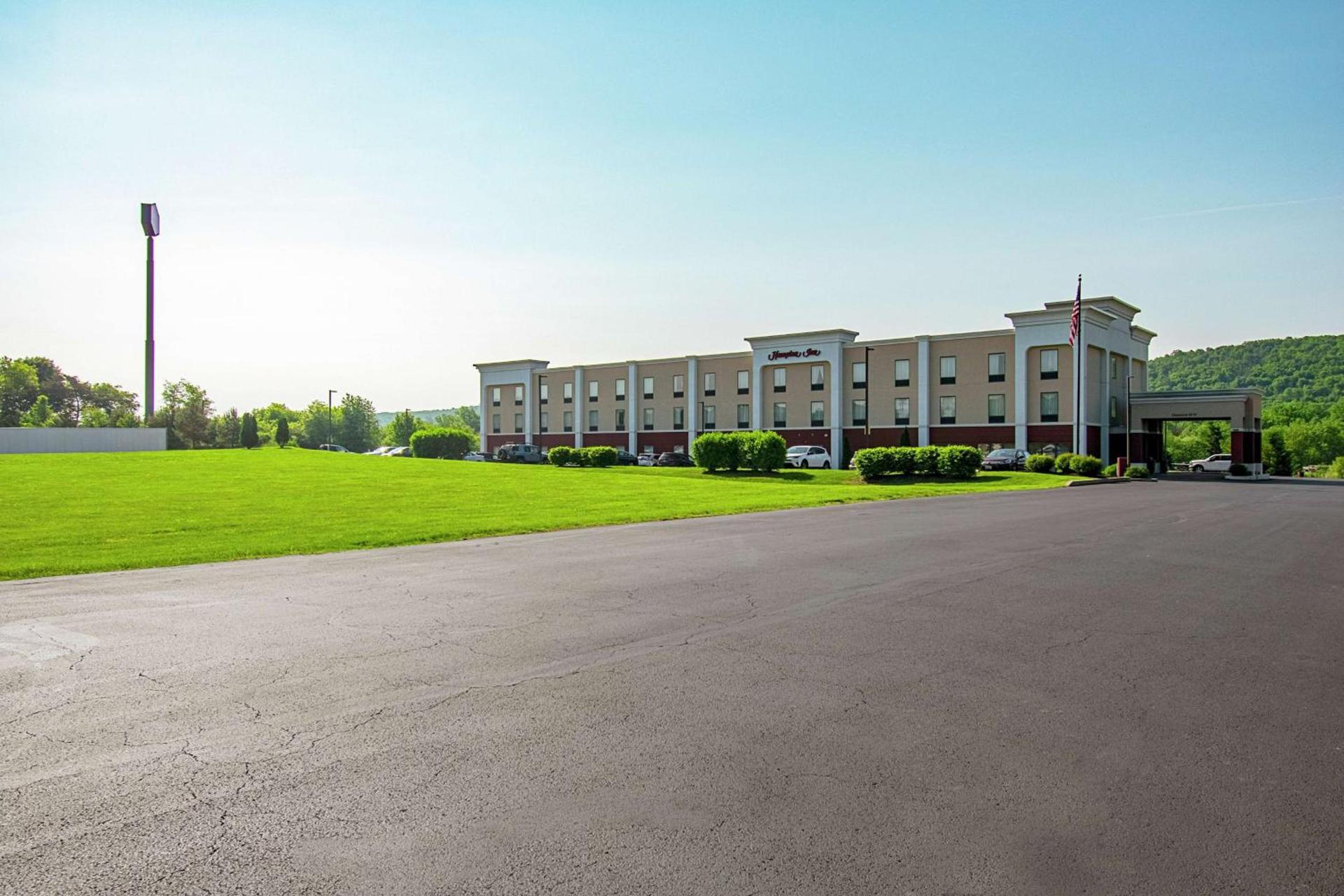 Hampton Inn Pine Grove photo 5