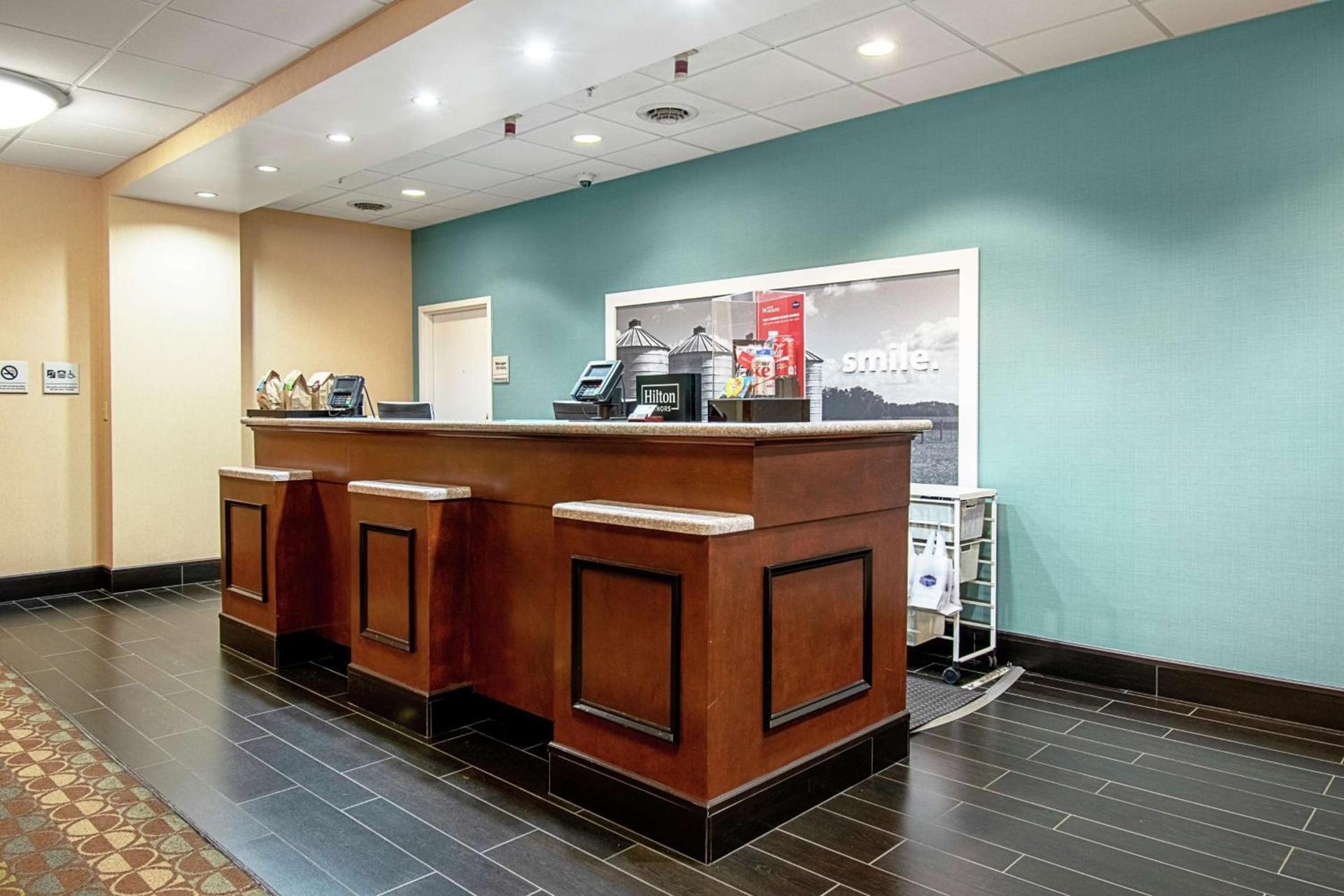 Hampton Inn Pine Grove photo 11
