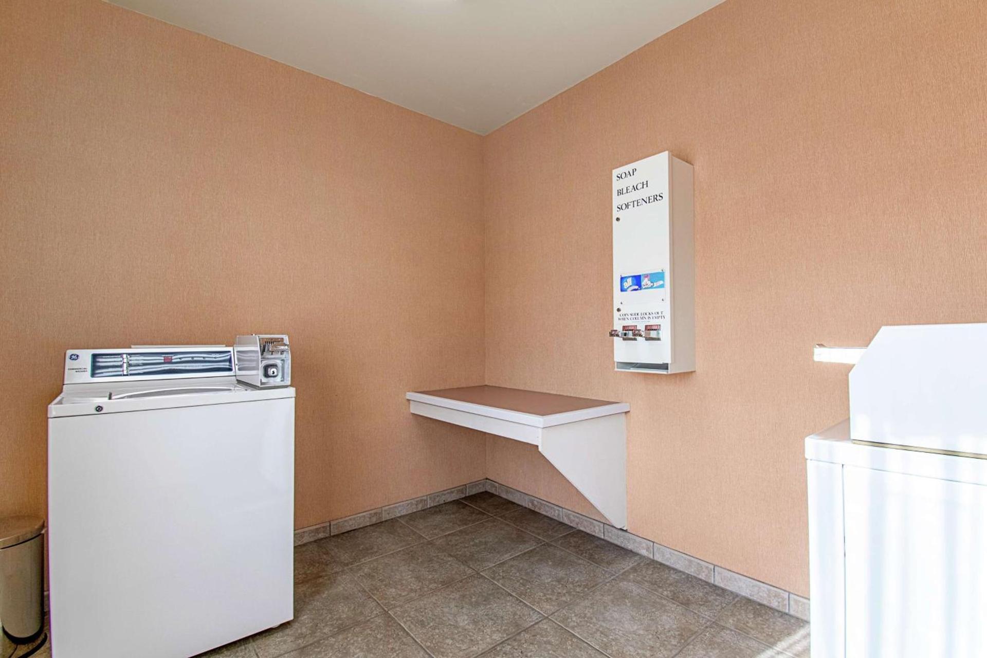 Hampton Inn Pine Grove photo 12