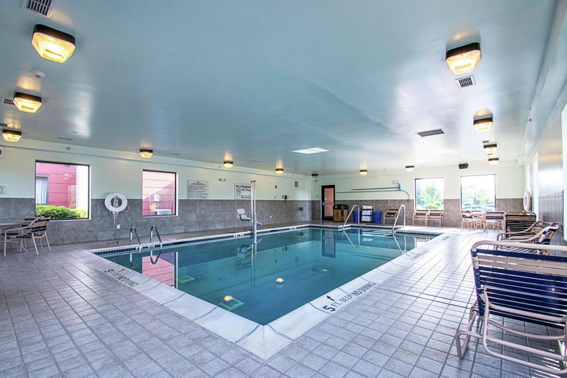Hampton Inn Pine Grove photo 15