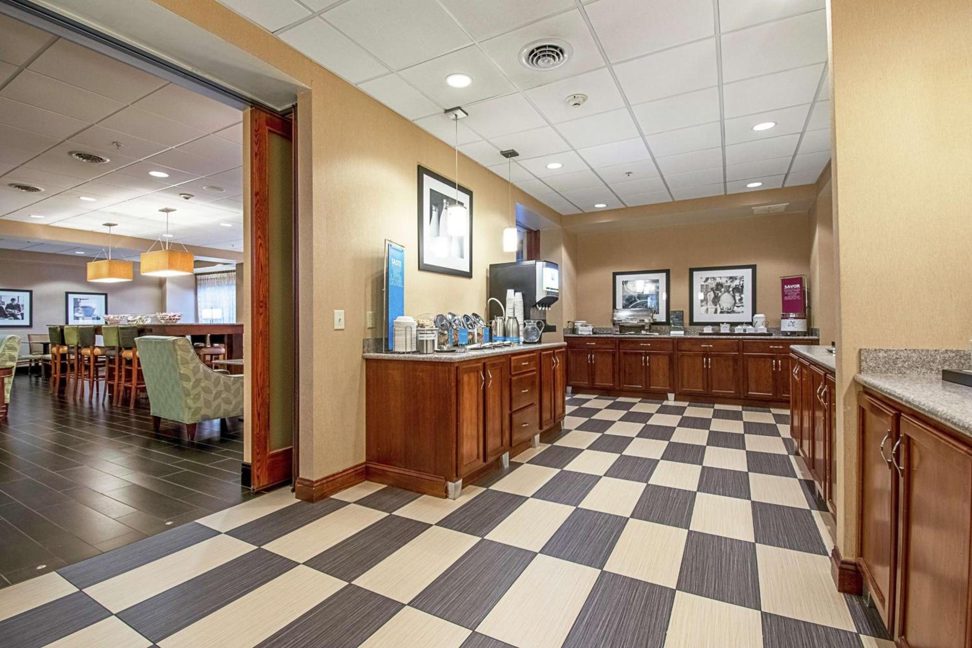 Hampton Inn Pine Grove photo 17