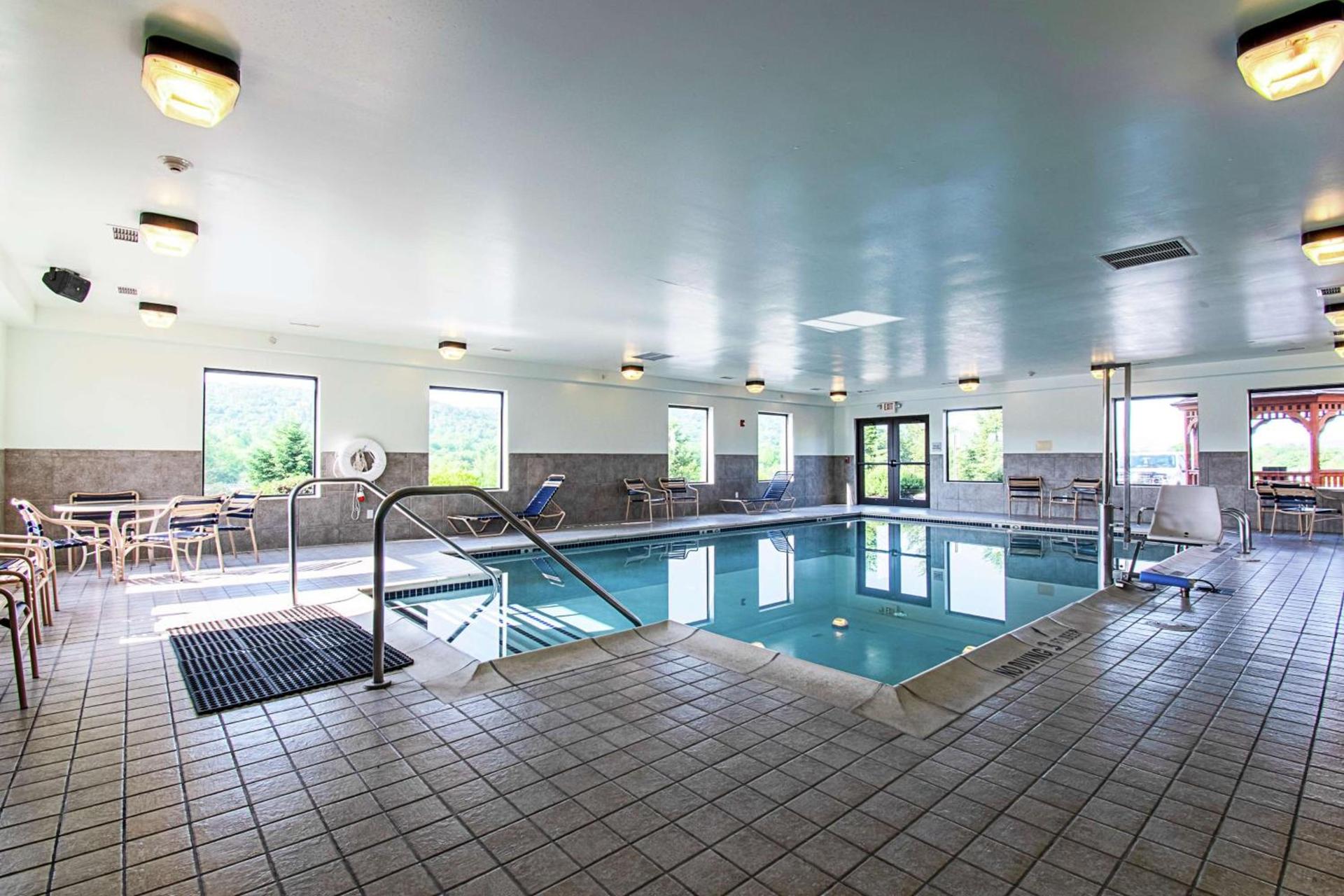 Hampton Inn Pine Grove photo 16