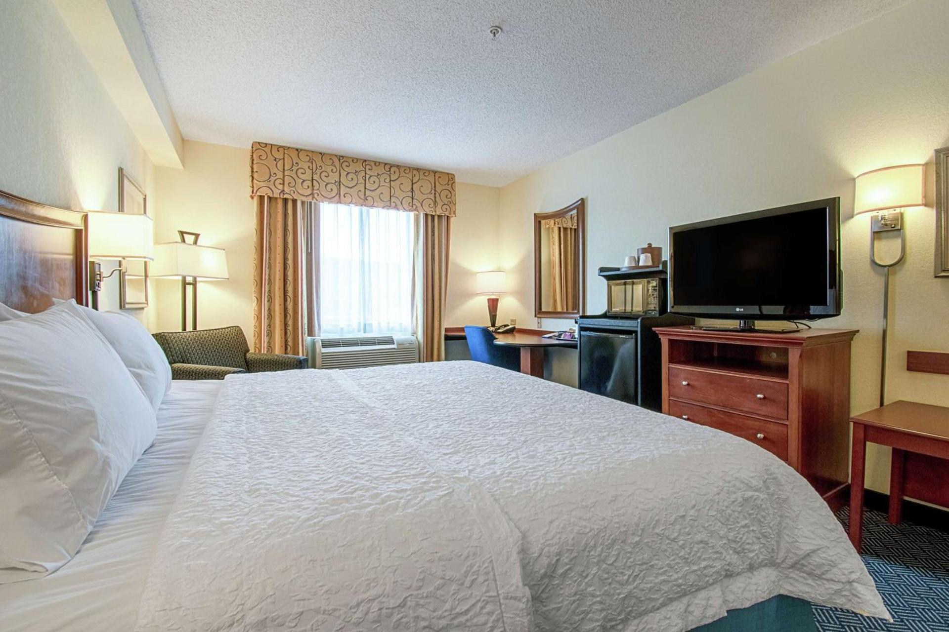 Hampton Inn Pine Grove photo 25