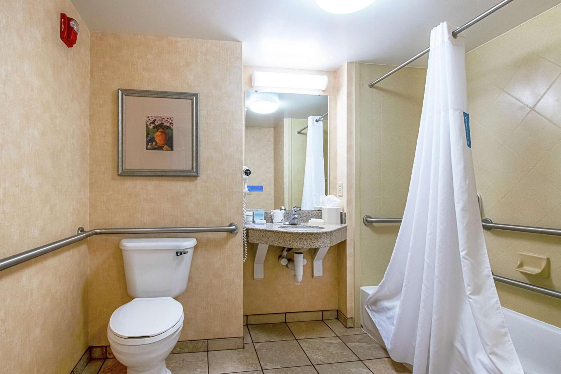 Hampton Inn Pine Grove photo 27