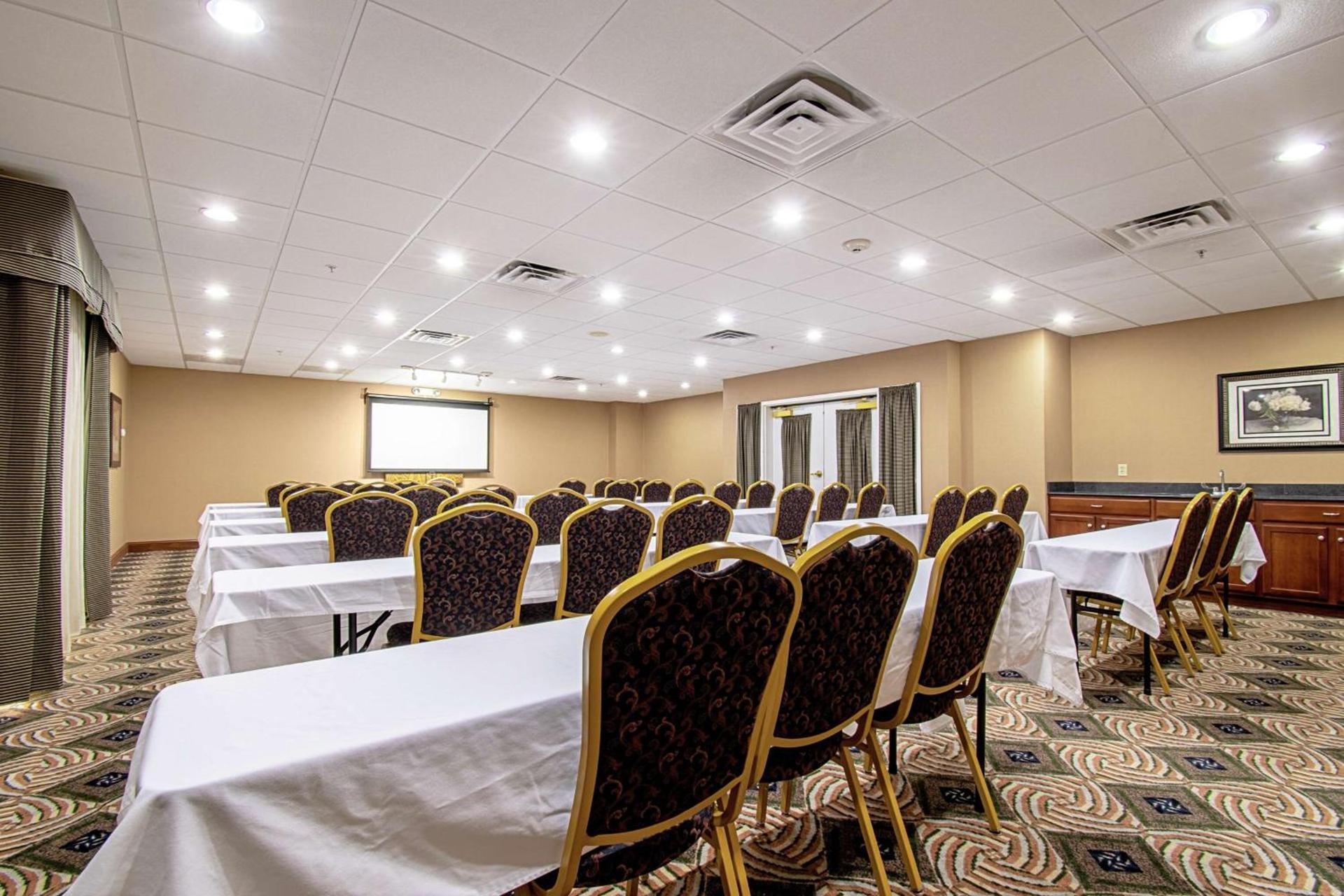 Hampton Inn Pine Grove photo 34