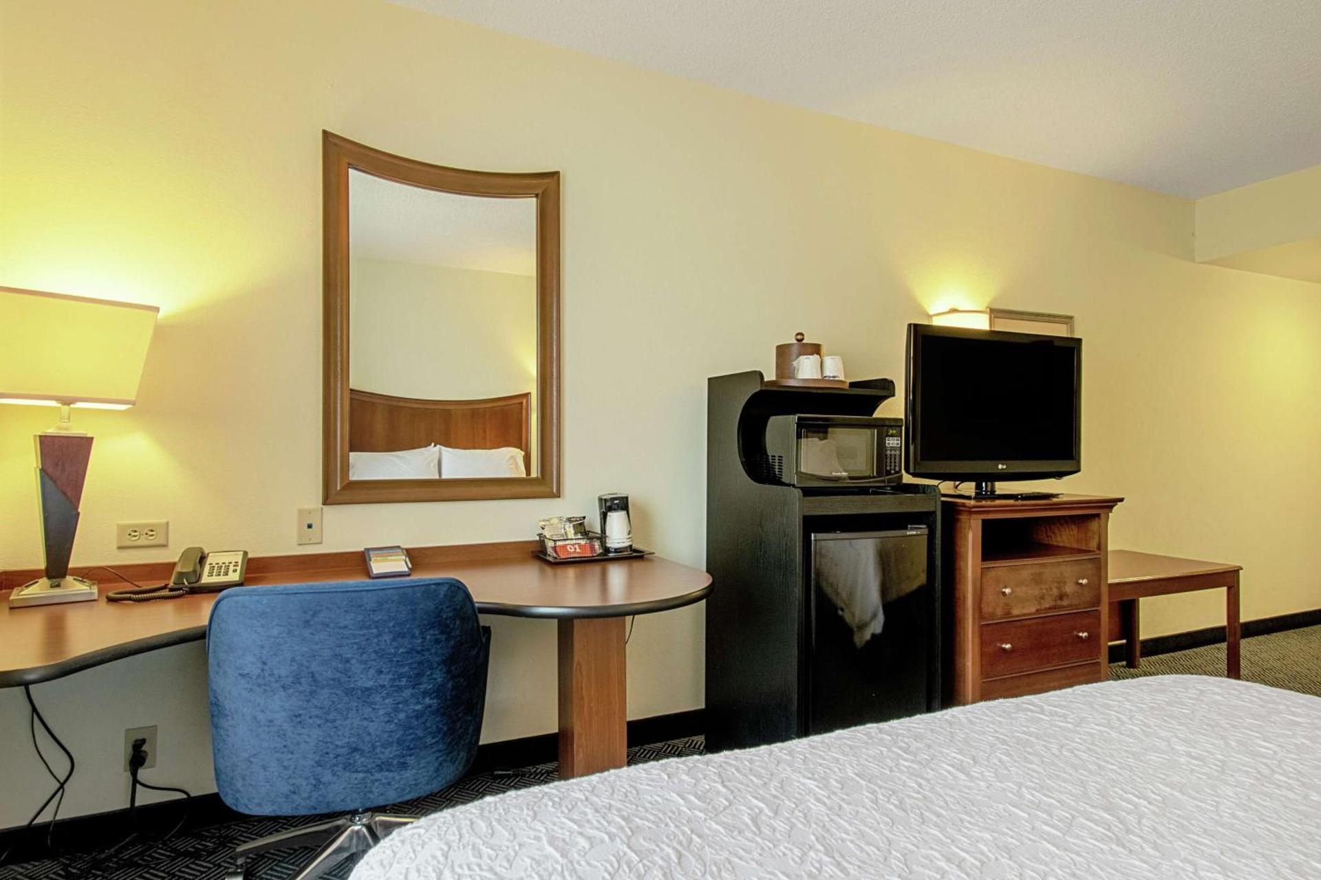 Hampton Inn Pine Grove photo 35
