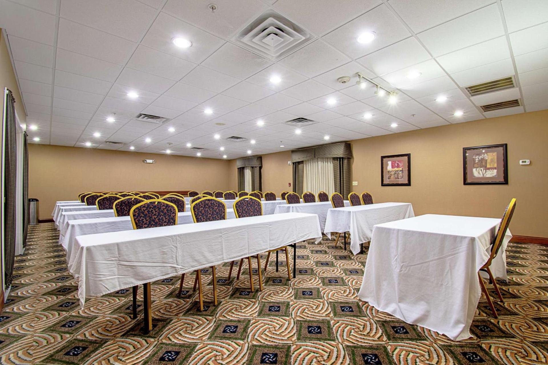 Hampton Inn Pine Grove photo 33